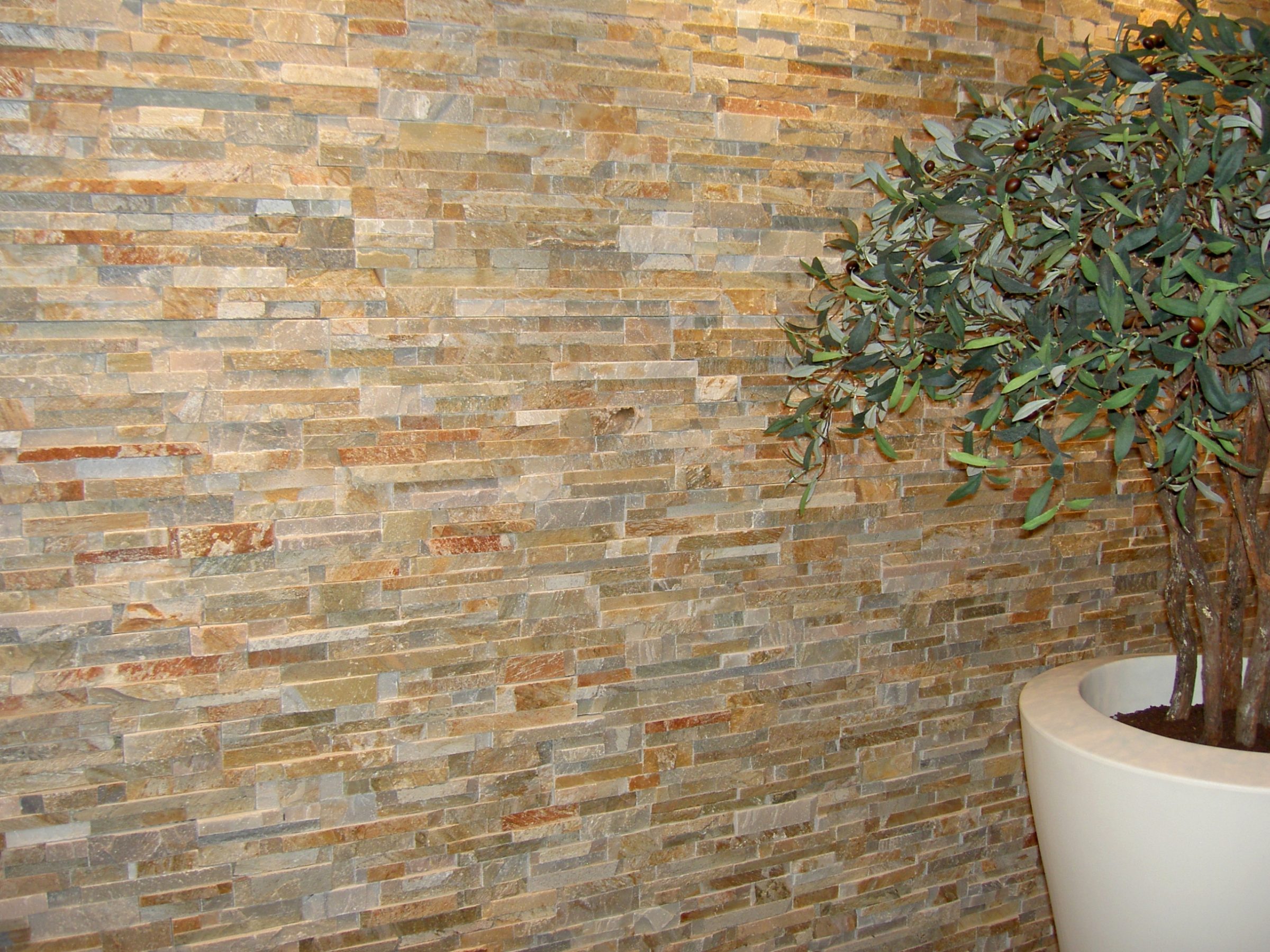 Steenstrips van natuursteen wandbekleding voor de muur.