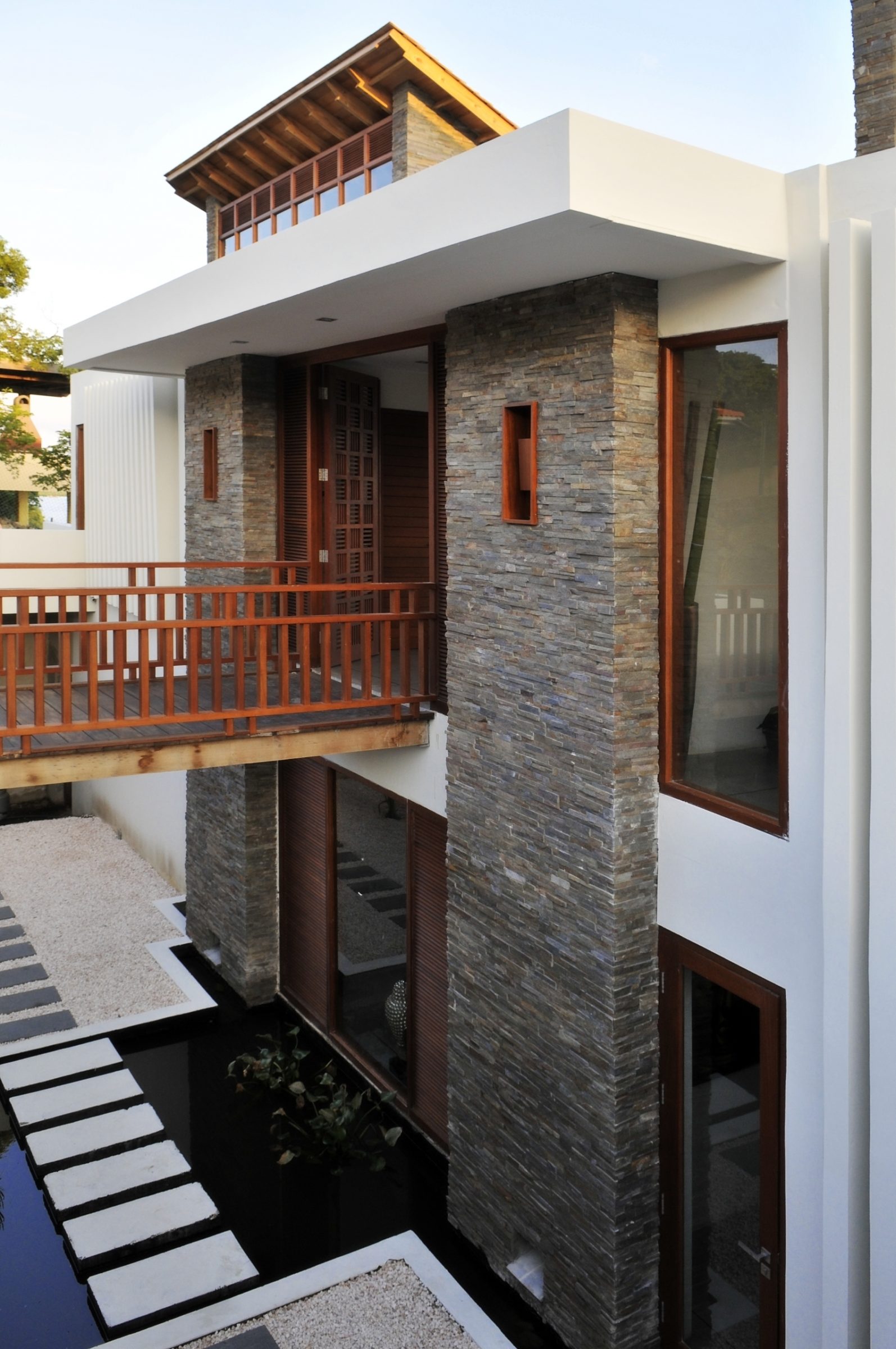 Een ontwerp van Michael Durgaram, een huis op Jan Sofat, Curacao.
Toepassing. Natuursteenstrips Rustiek Kwartsiet. Foto: Daphne Vermeulen.