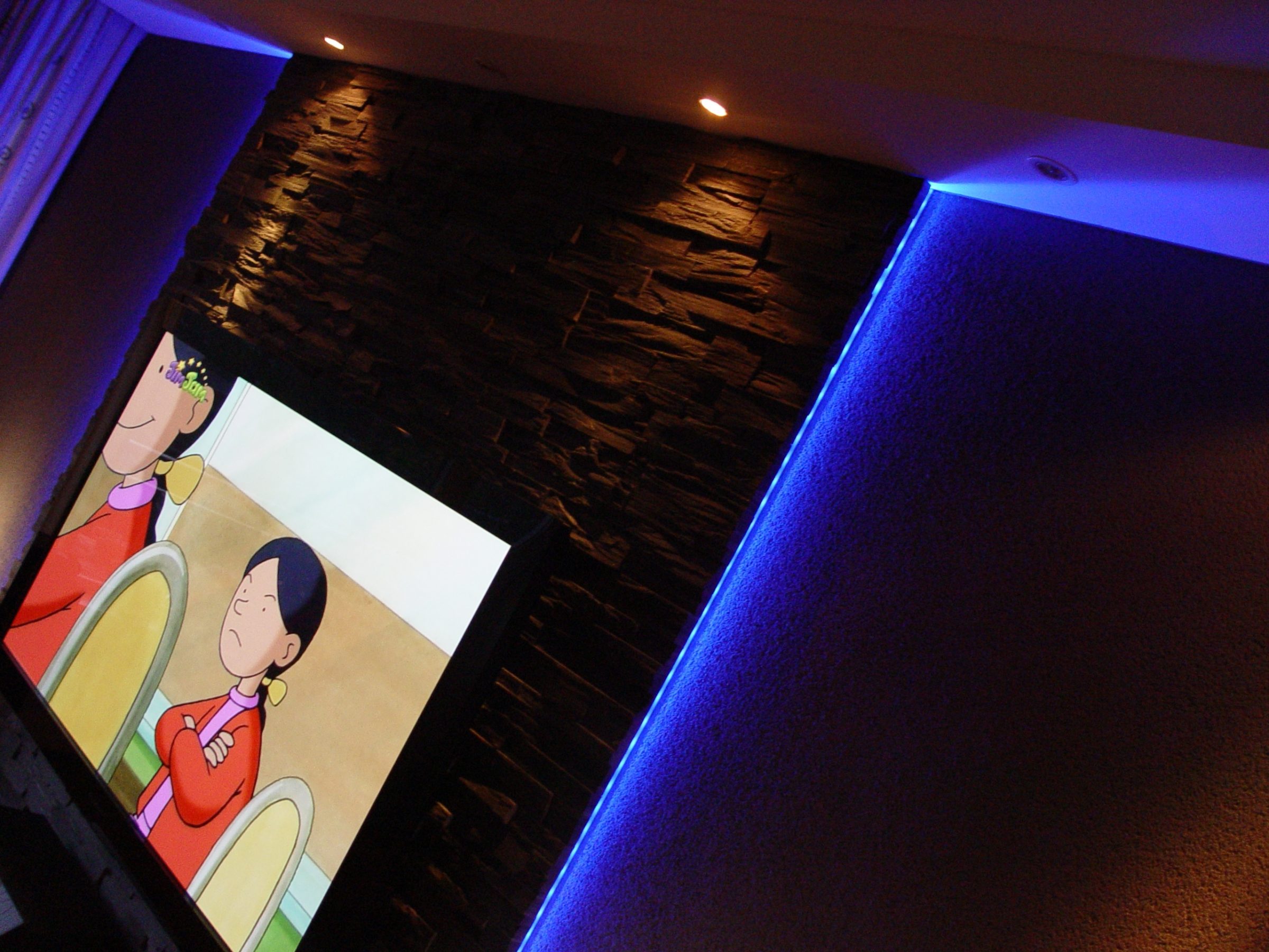 Natuurstenen wand, schitterend verlicht door LEXXOM AV-IT SOLUTIONS