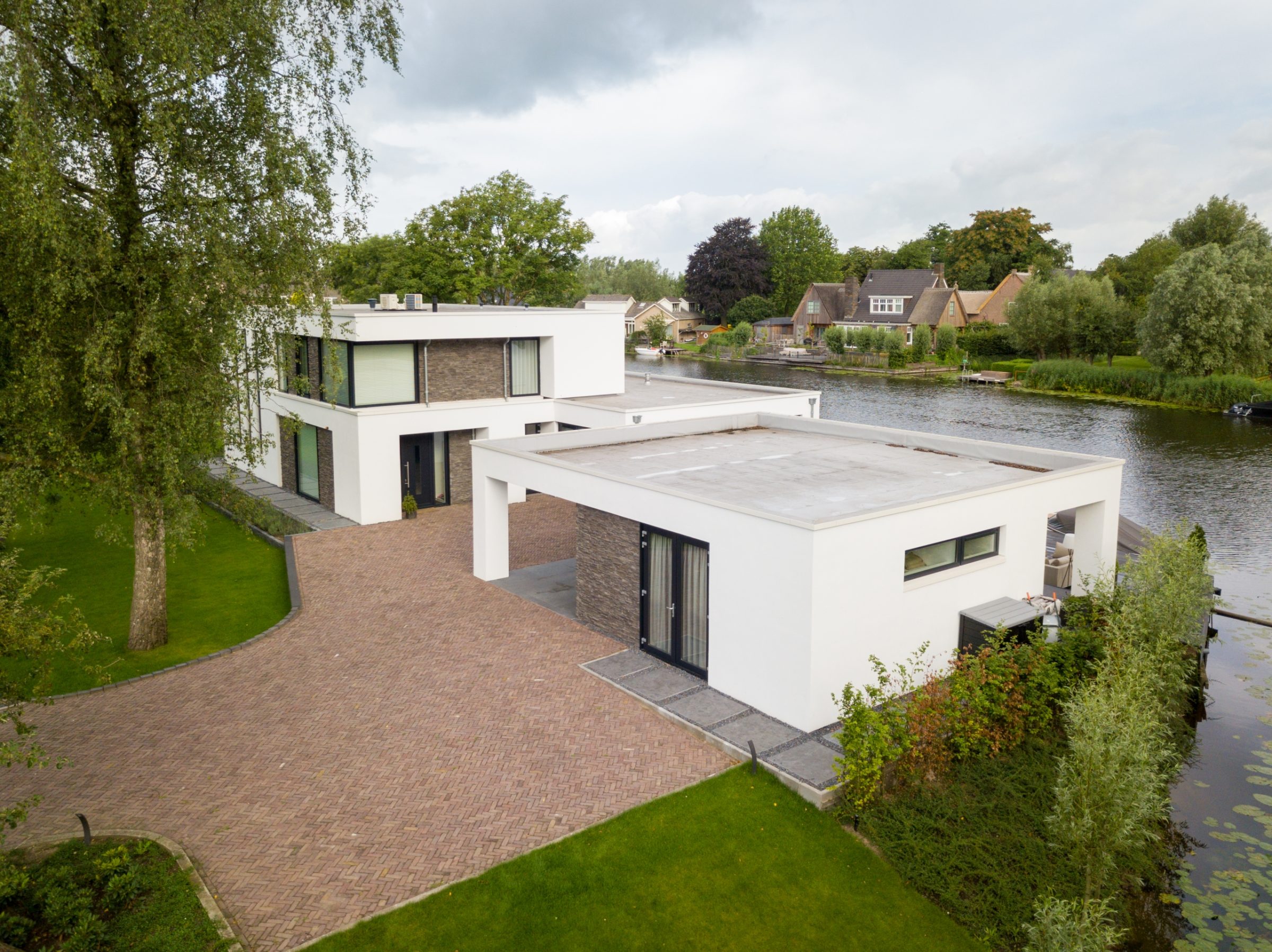 Steenstrips antractiet kubistische villa