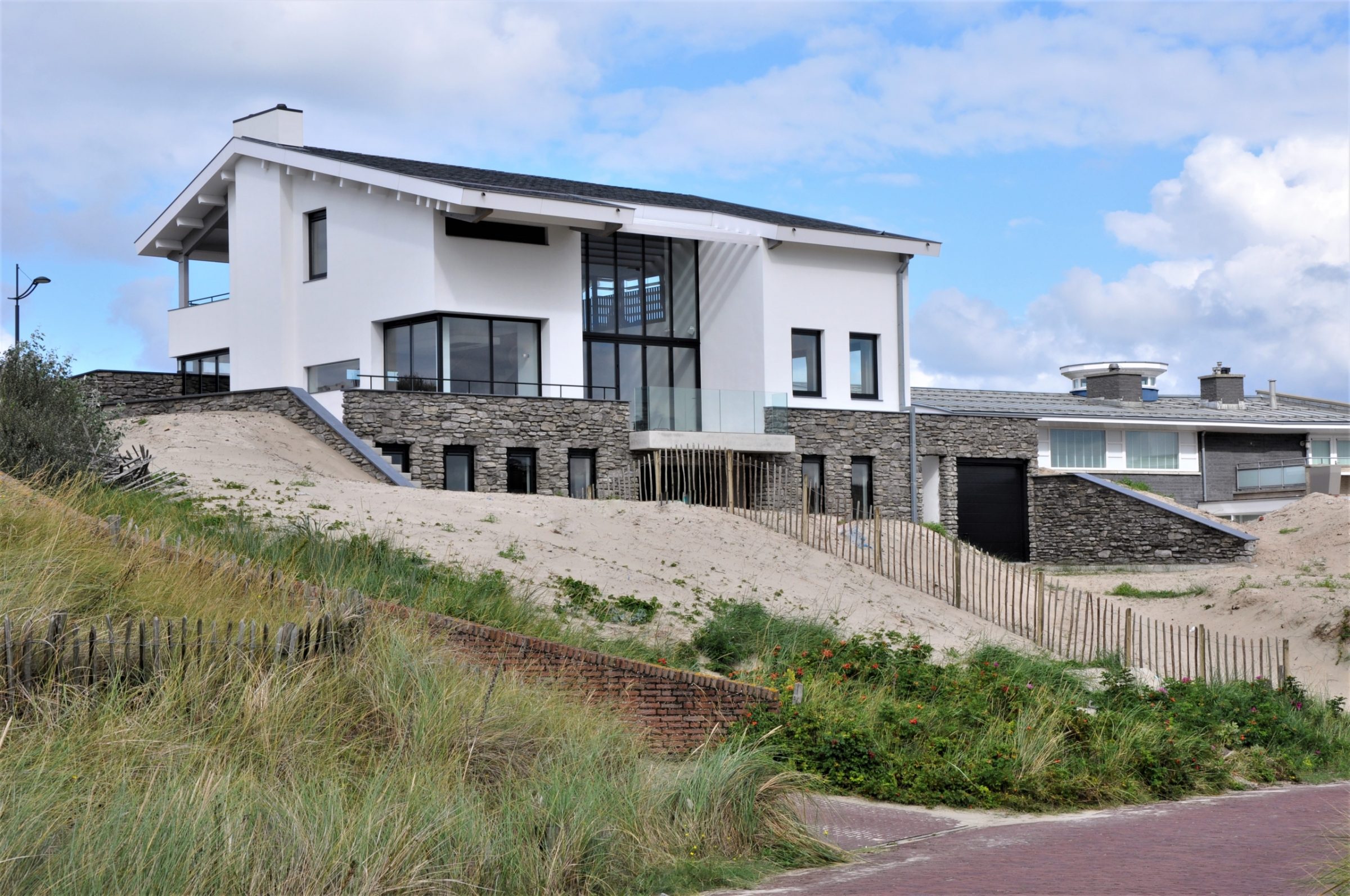 Steenstrips buiten aan zee.