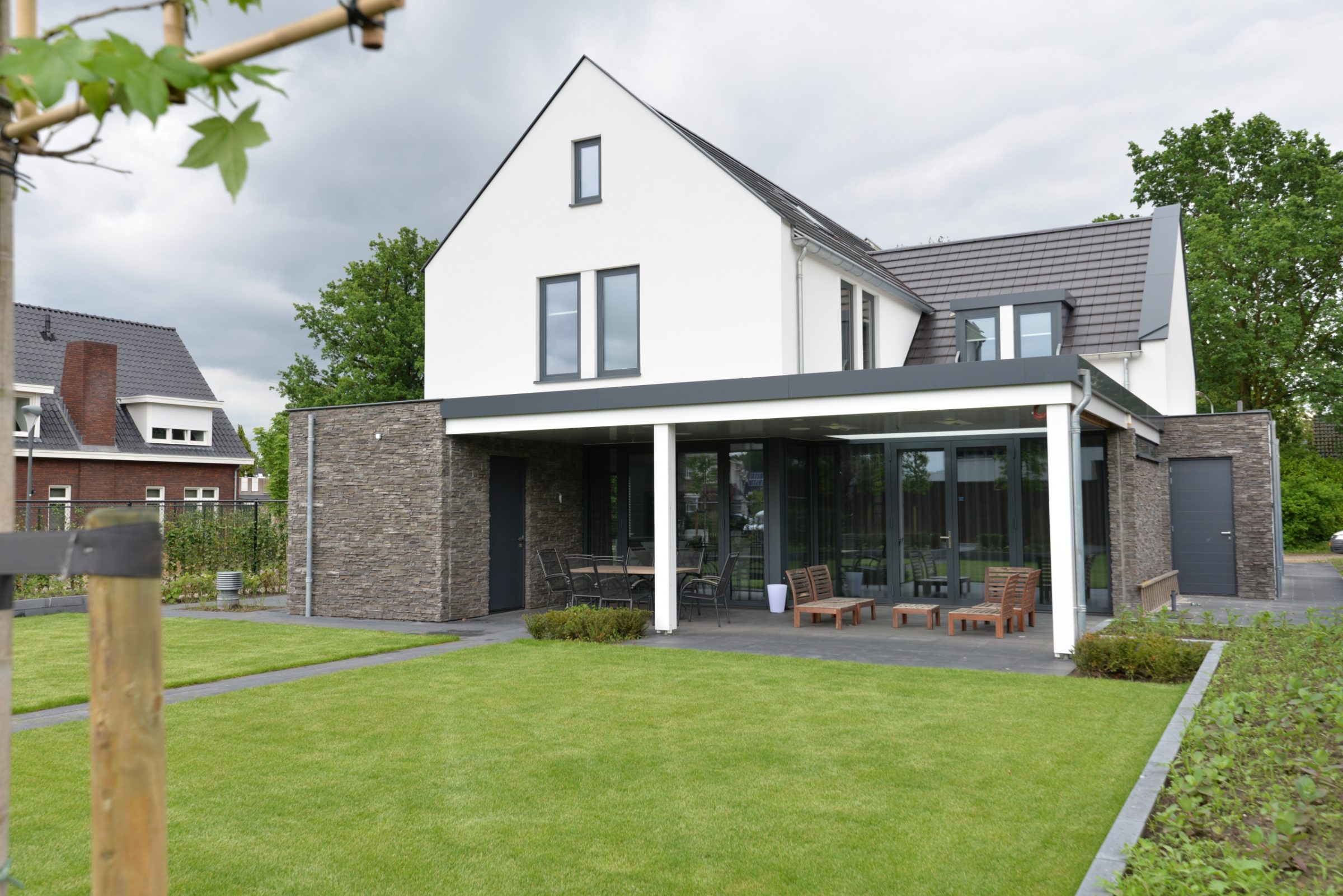 Modern, Strak en sfeervol is de uitstraling van deze onlangs gerealiseerde woning.