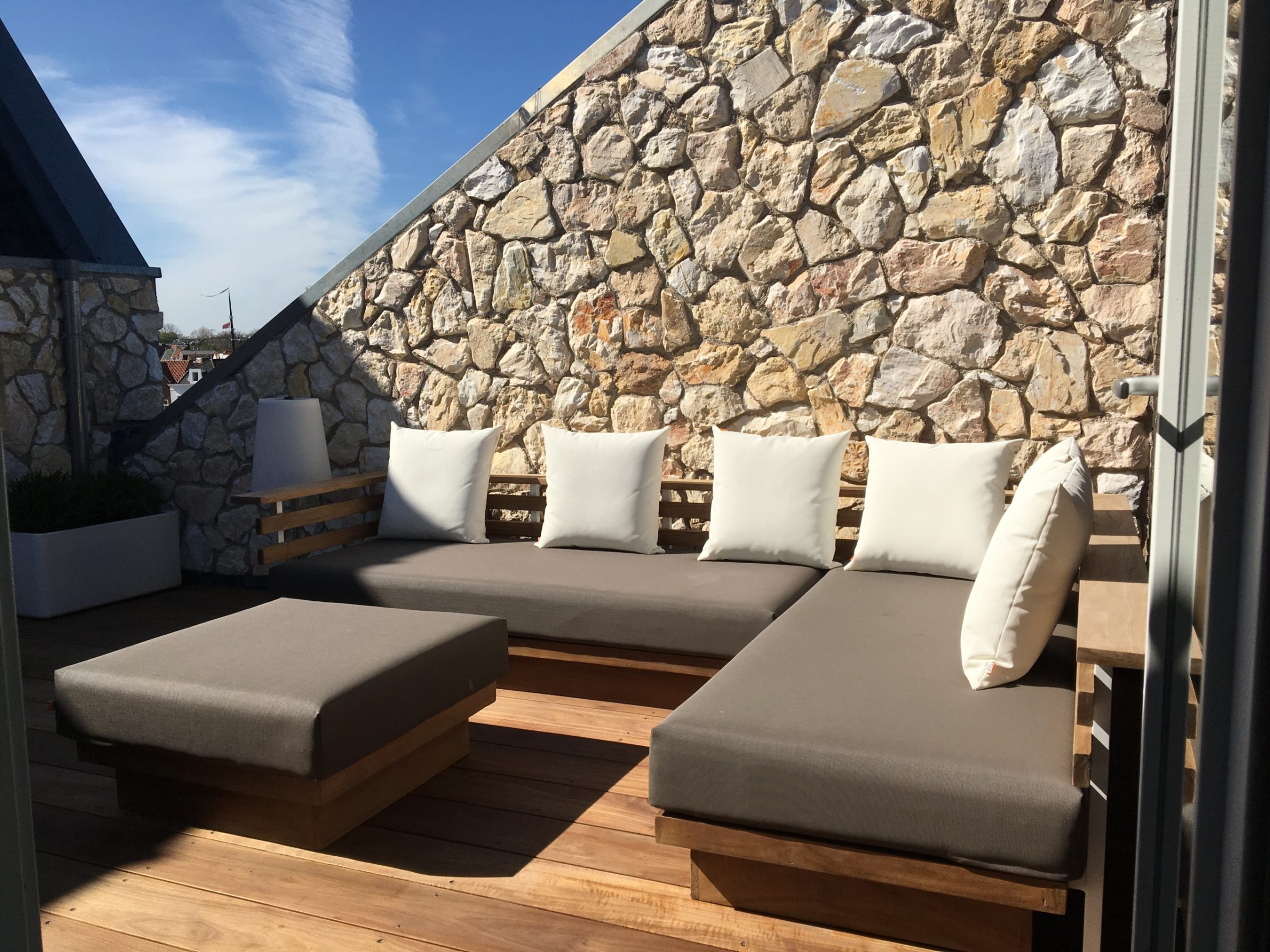 Rocks Melan Steenstrips wandbekleding dakterras. Rocks Steenstrips buiten.
