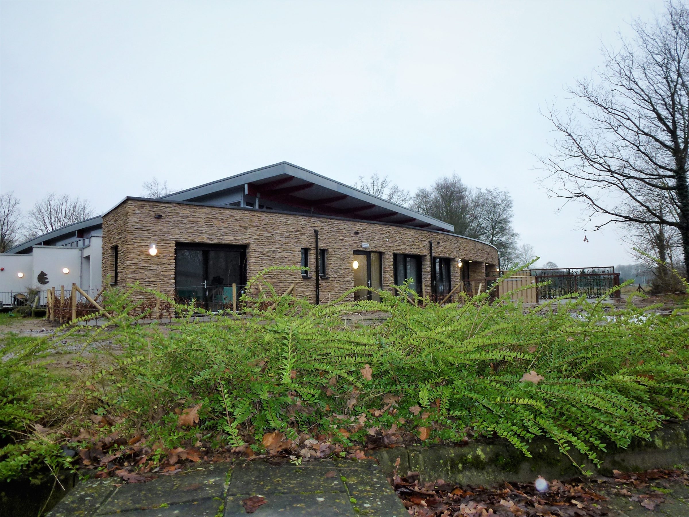 Woning met gevelbekleding van natuursteenstrips
