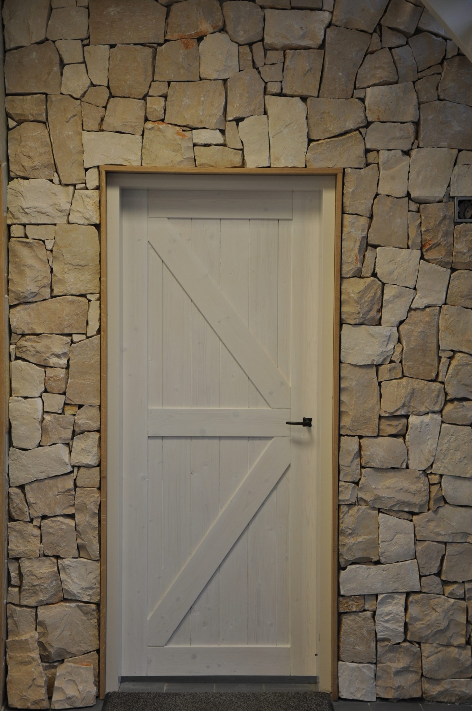 Rocks Ibiza afwerking rondom een deur, eenvoudig op te lossen met een houten afwerklijst.