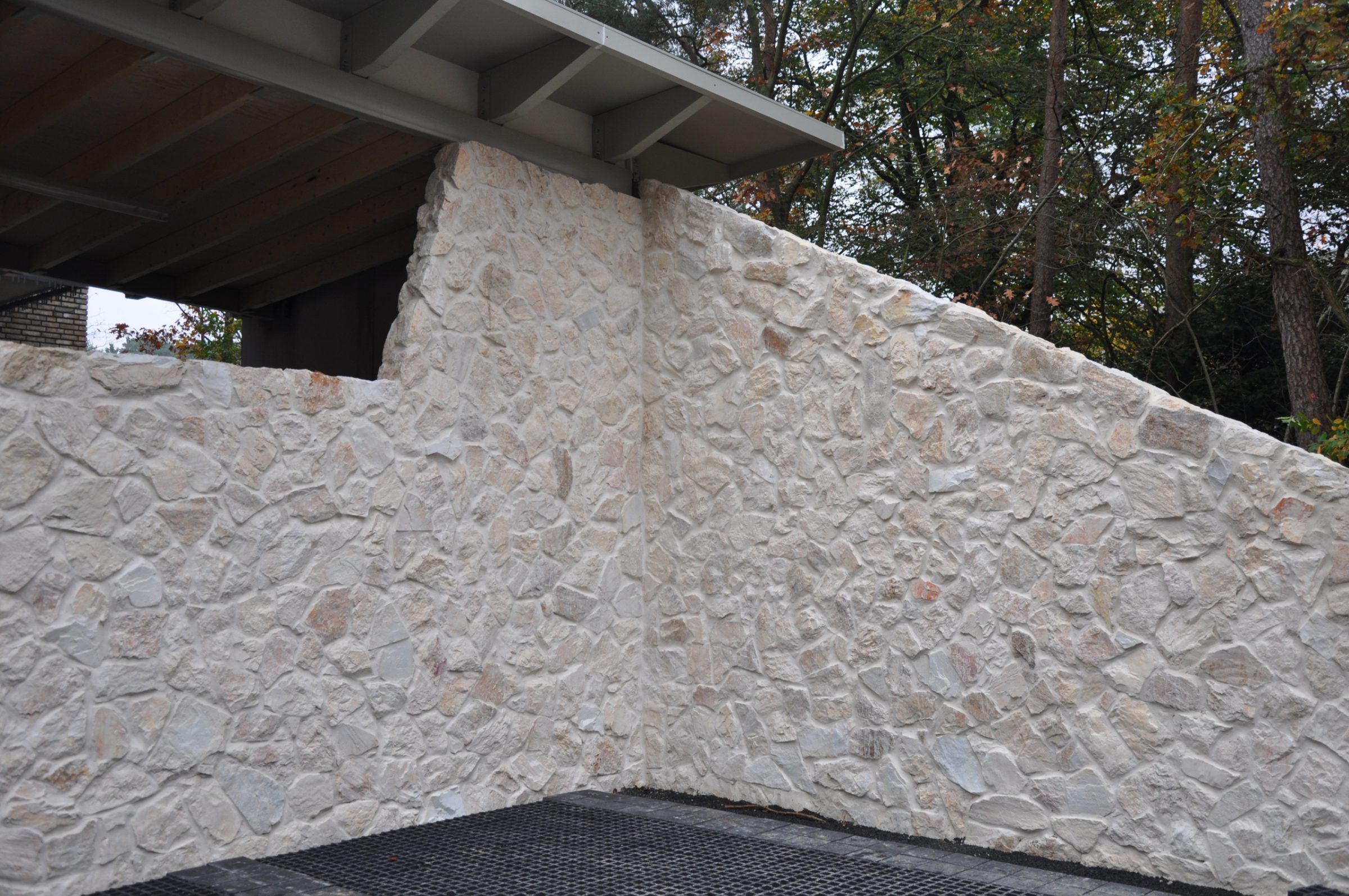 Rocks Melan zijn licht van kleur.