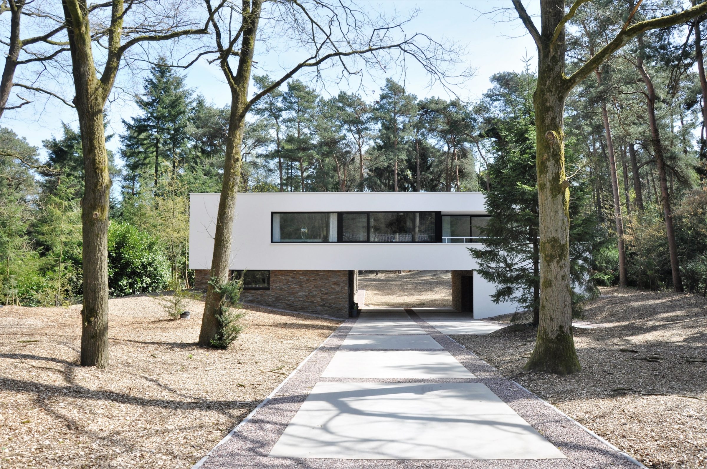 Steenstrips modern en stuc.