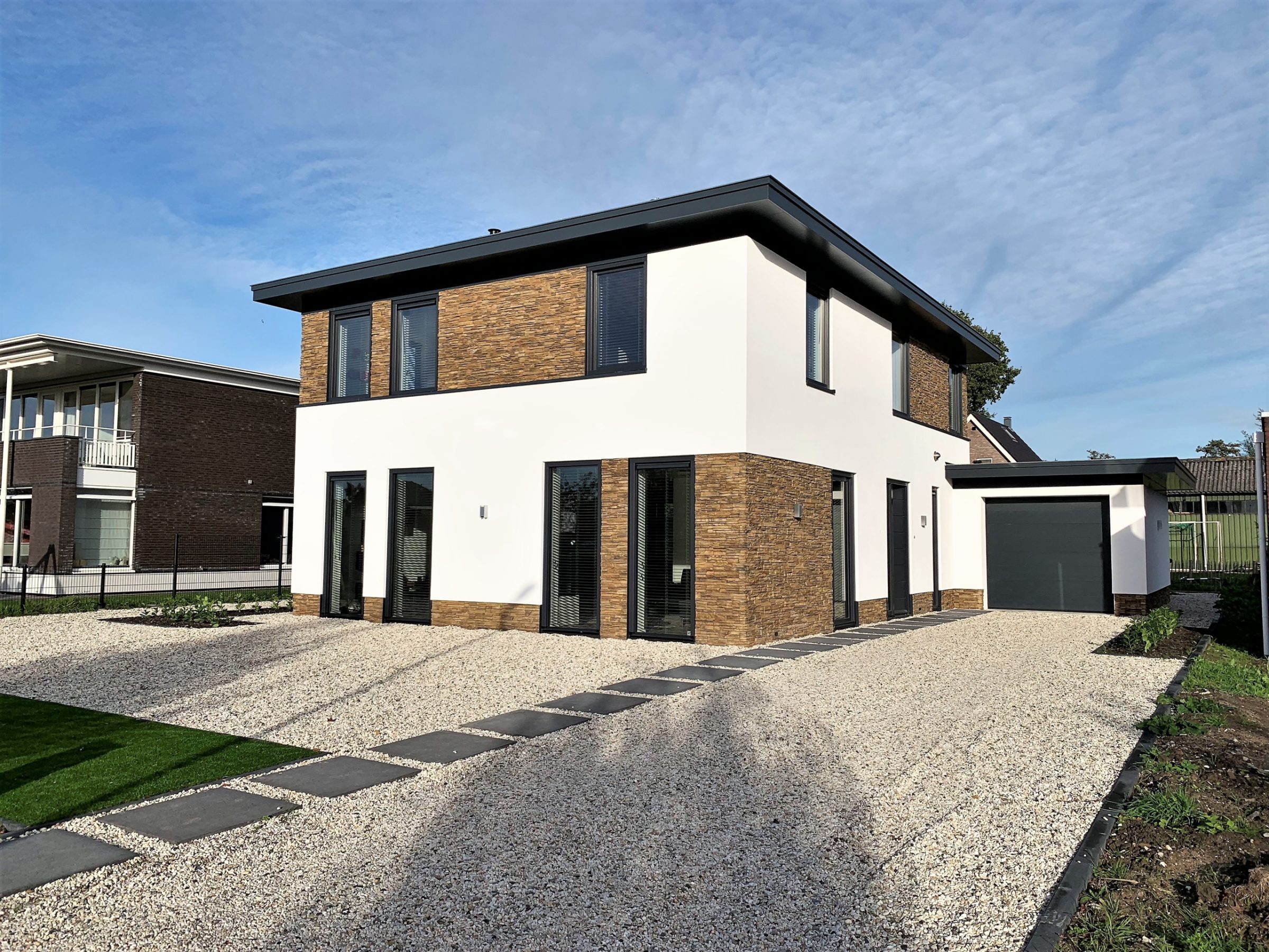 Steenstrips moderne woning.