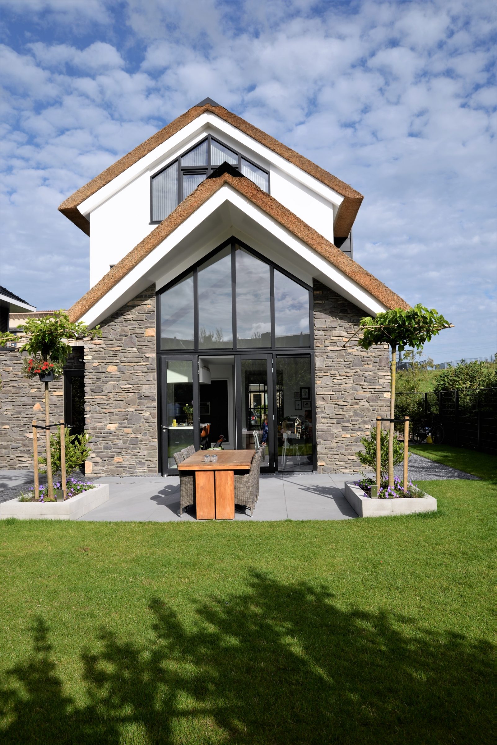 Steenstrips moderne woning gevelbekleding.