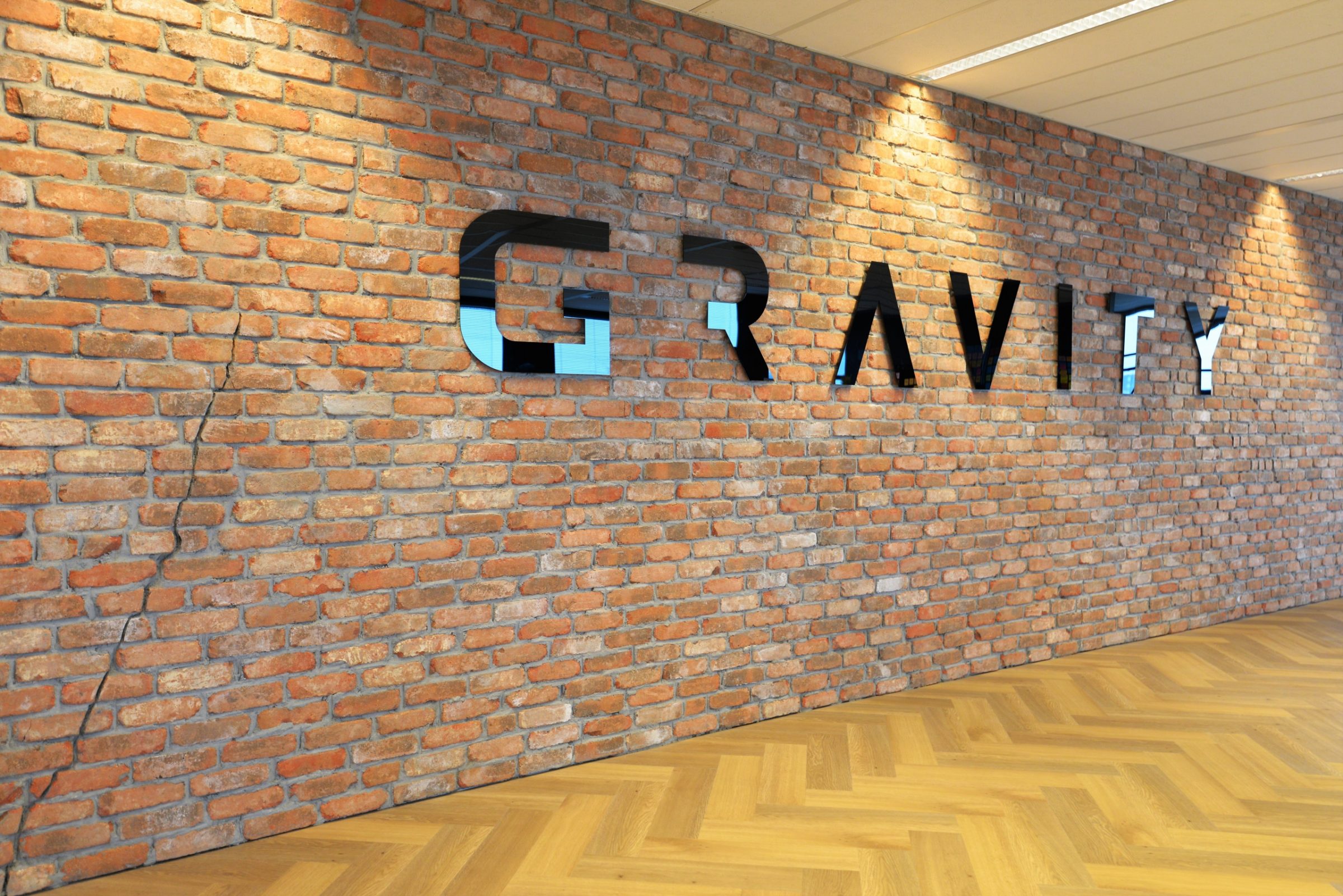 Steenstrips muur kantoor Gravity Online te Amersfoort.