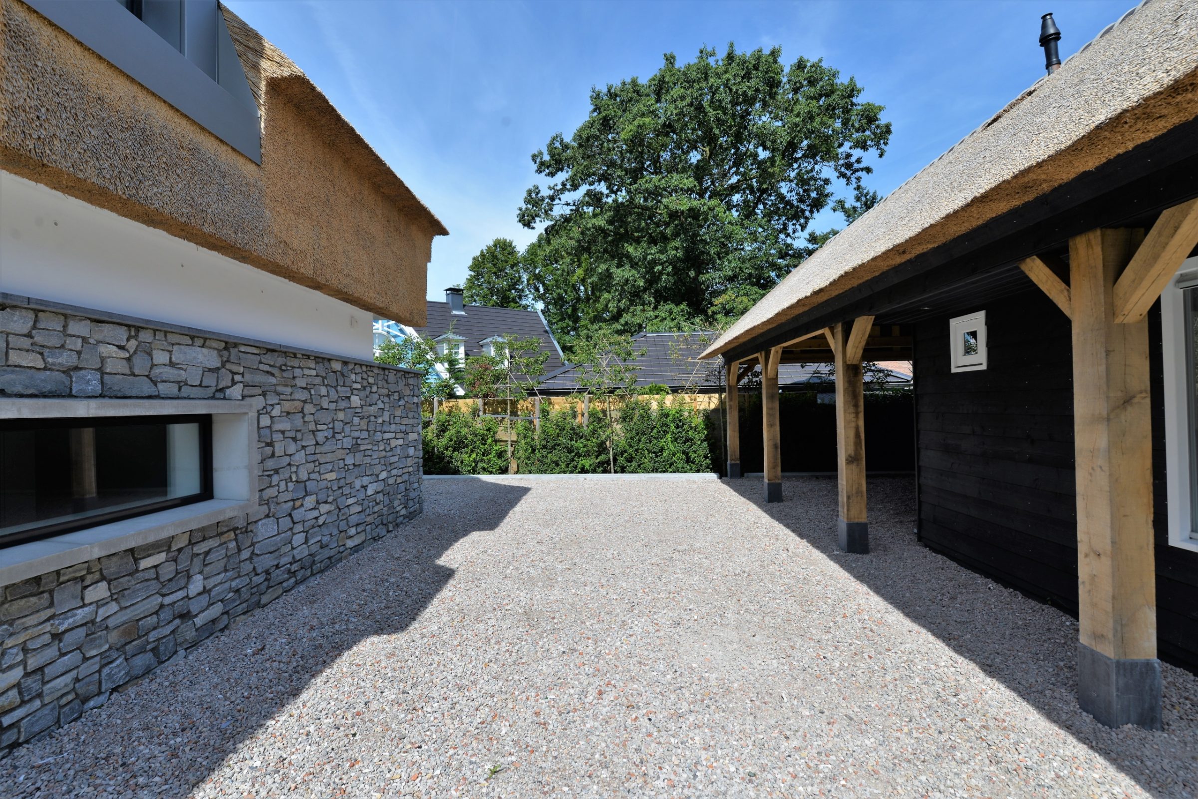 Steenstrips onderplint woning.