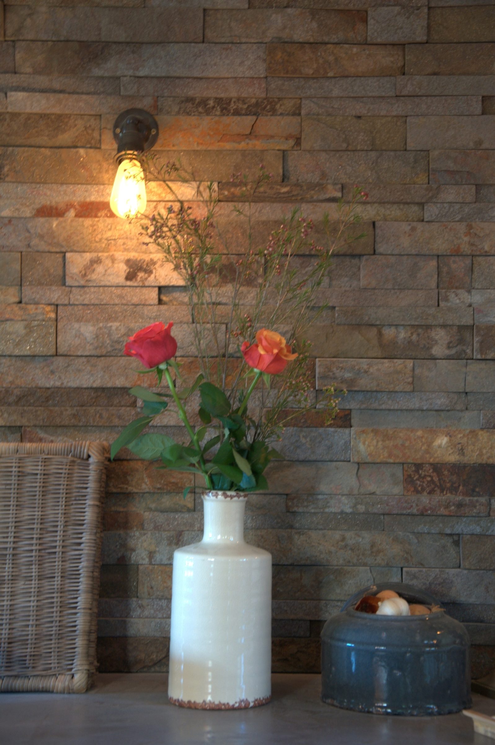 Binnenmuur met Steenstrips en verlichting