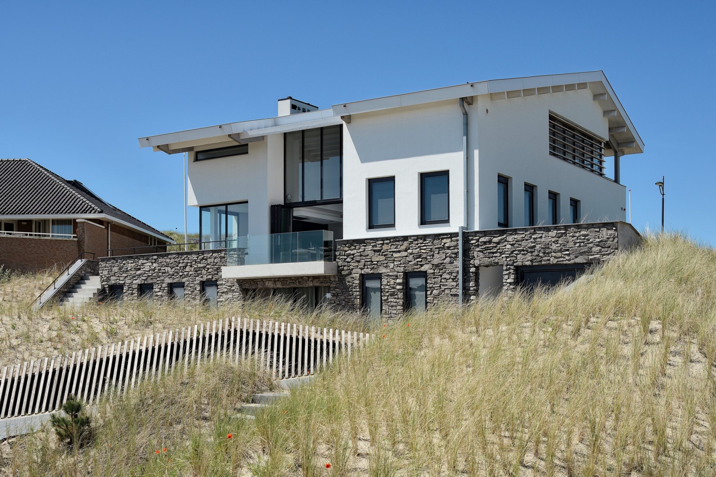 Steenstrips villa geplaatst op gevelisolatie Strikotherm.