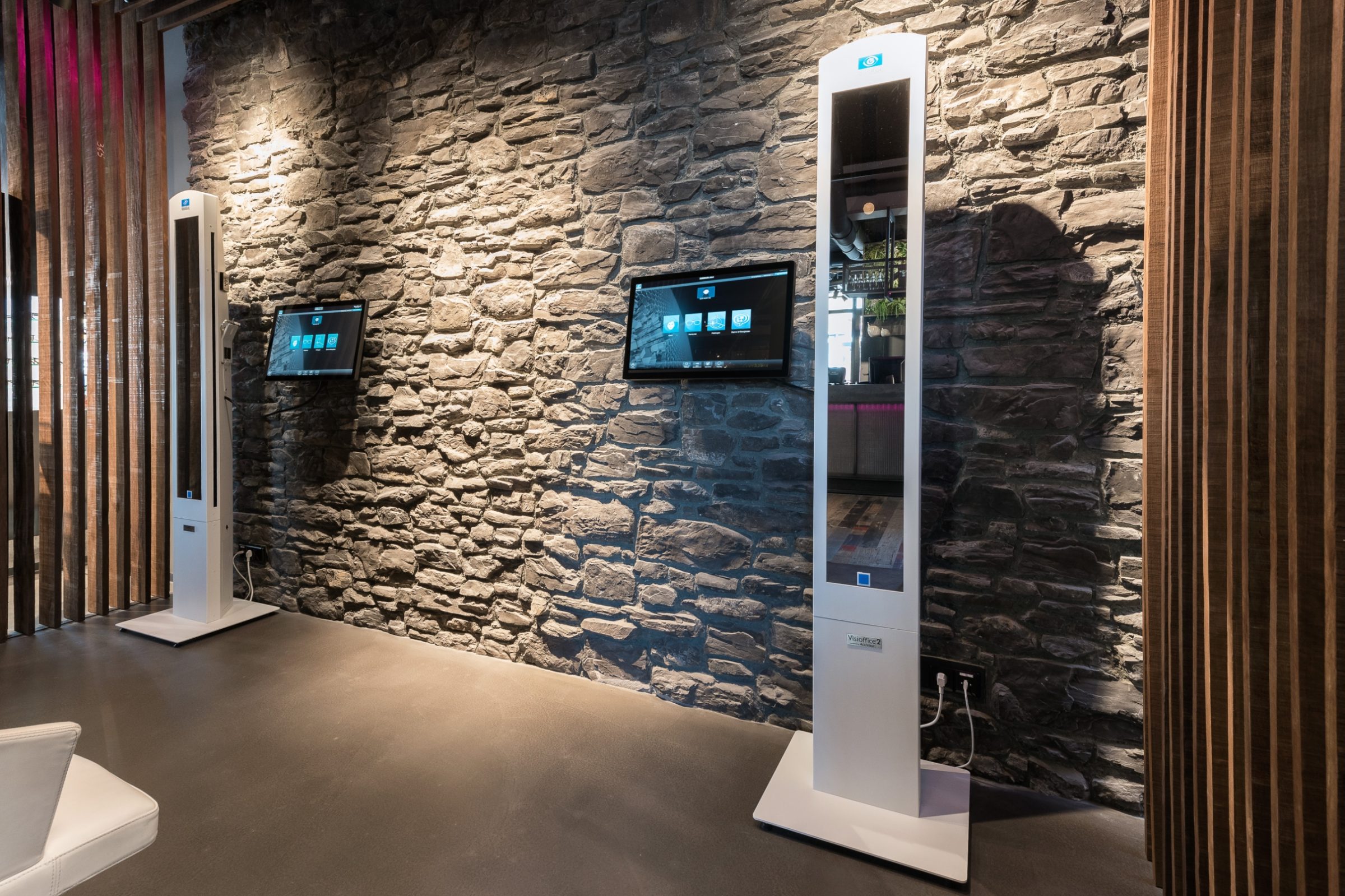 New Scene heeft voor Optiek van Wely een zeer inspirerende wandbekleding gerealiseerd.