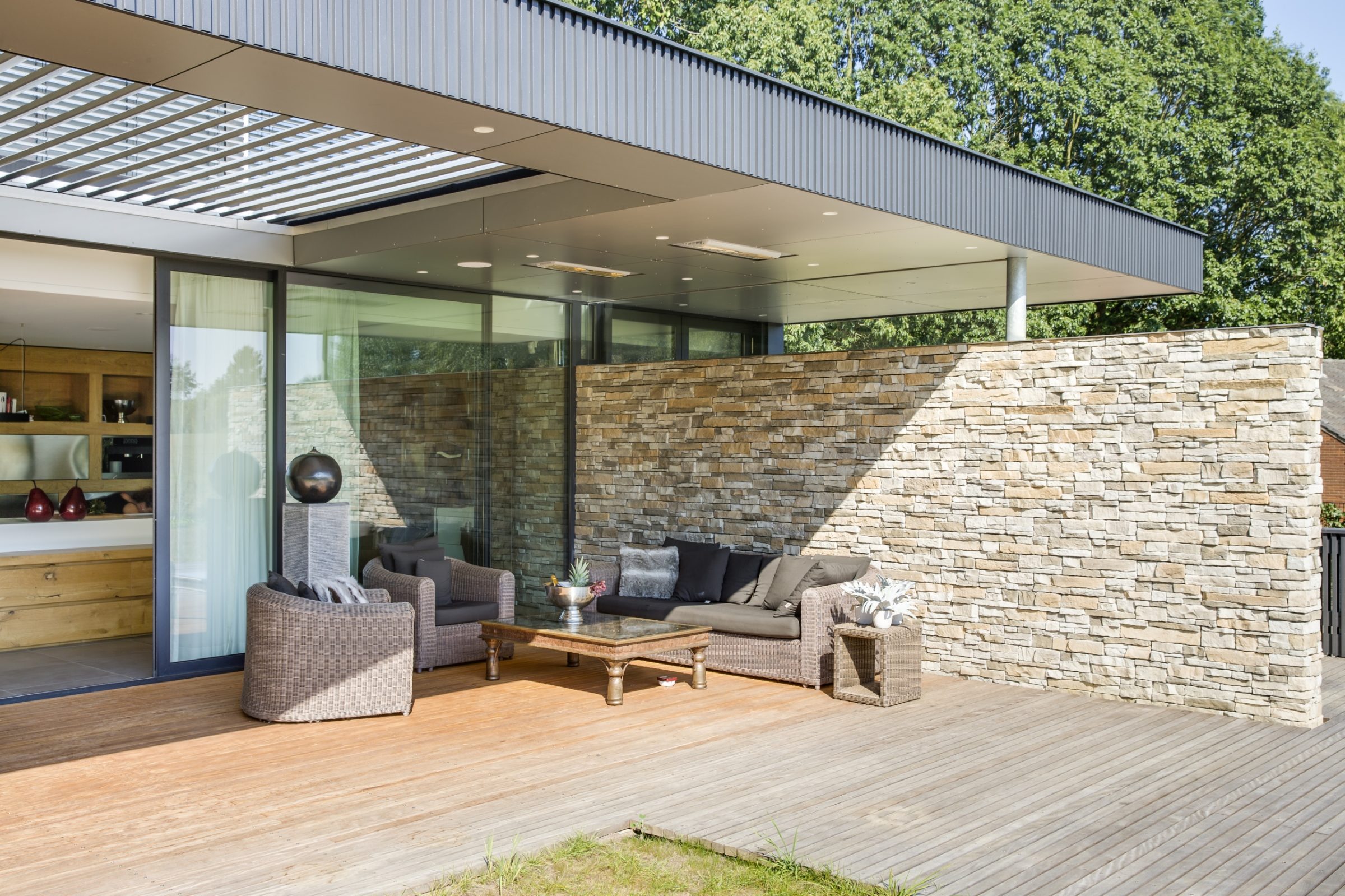 Natuurlijke stenen met overdekt terras - lichte kleur mooi in combinatie met hout en antracietkleurige afwerking.