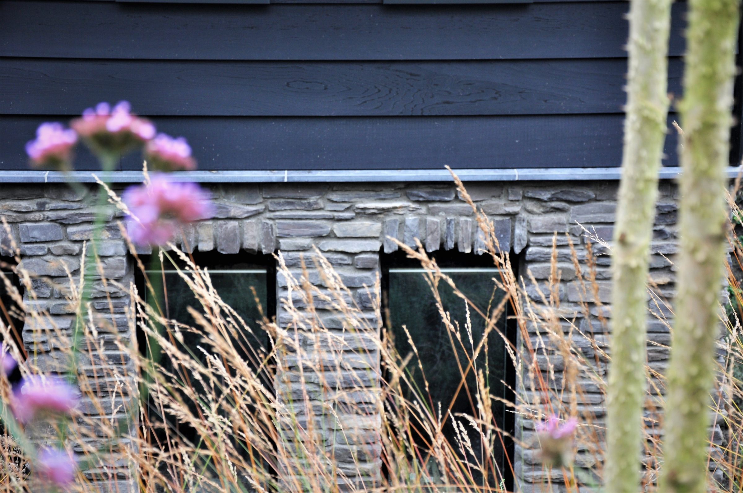 Steenstrips plint woning.