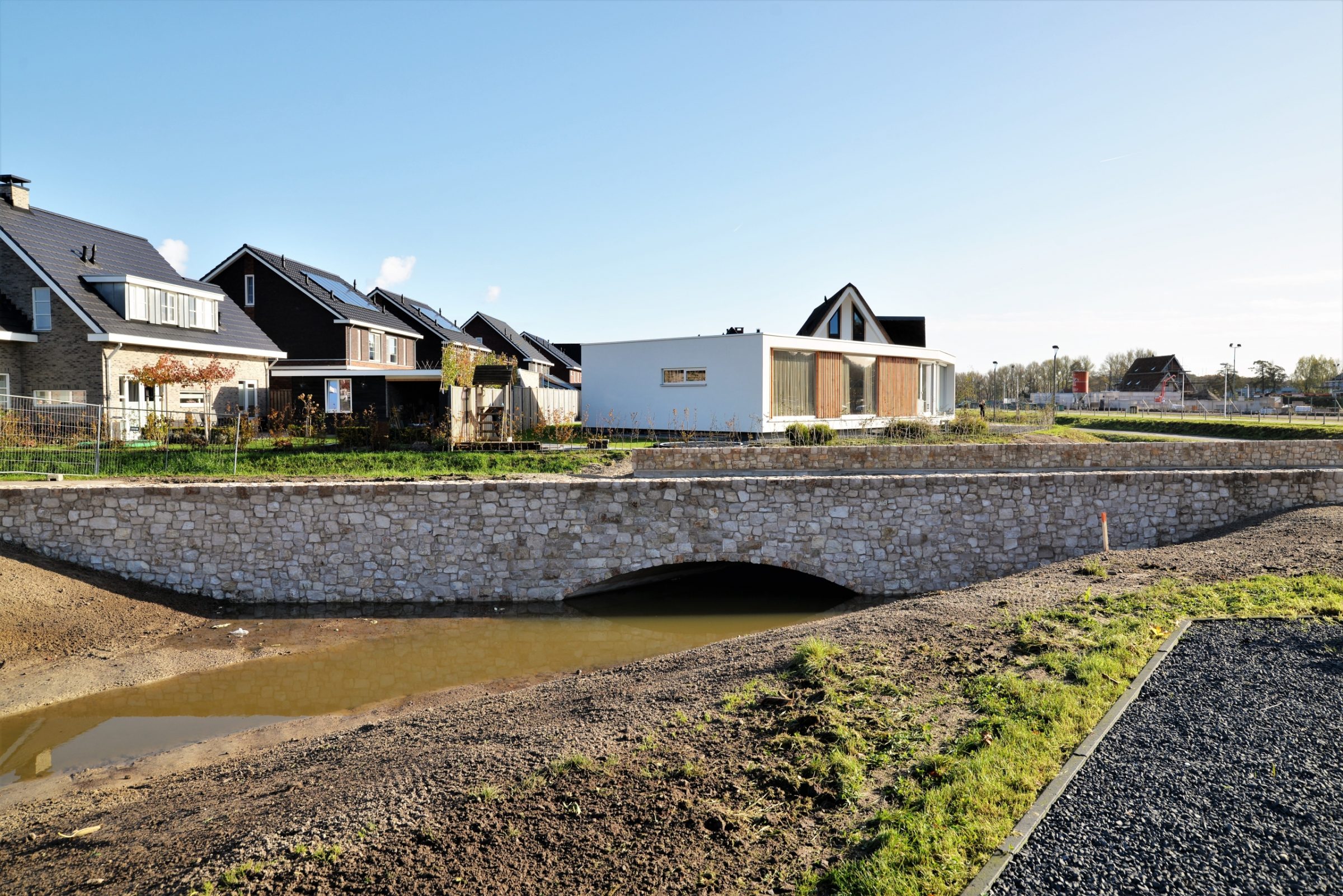 Projecten in - en aan het water - Steenstrips Rijssen brug.