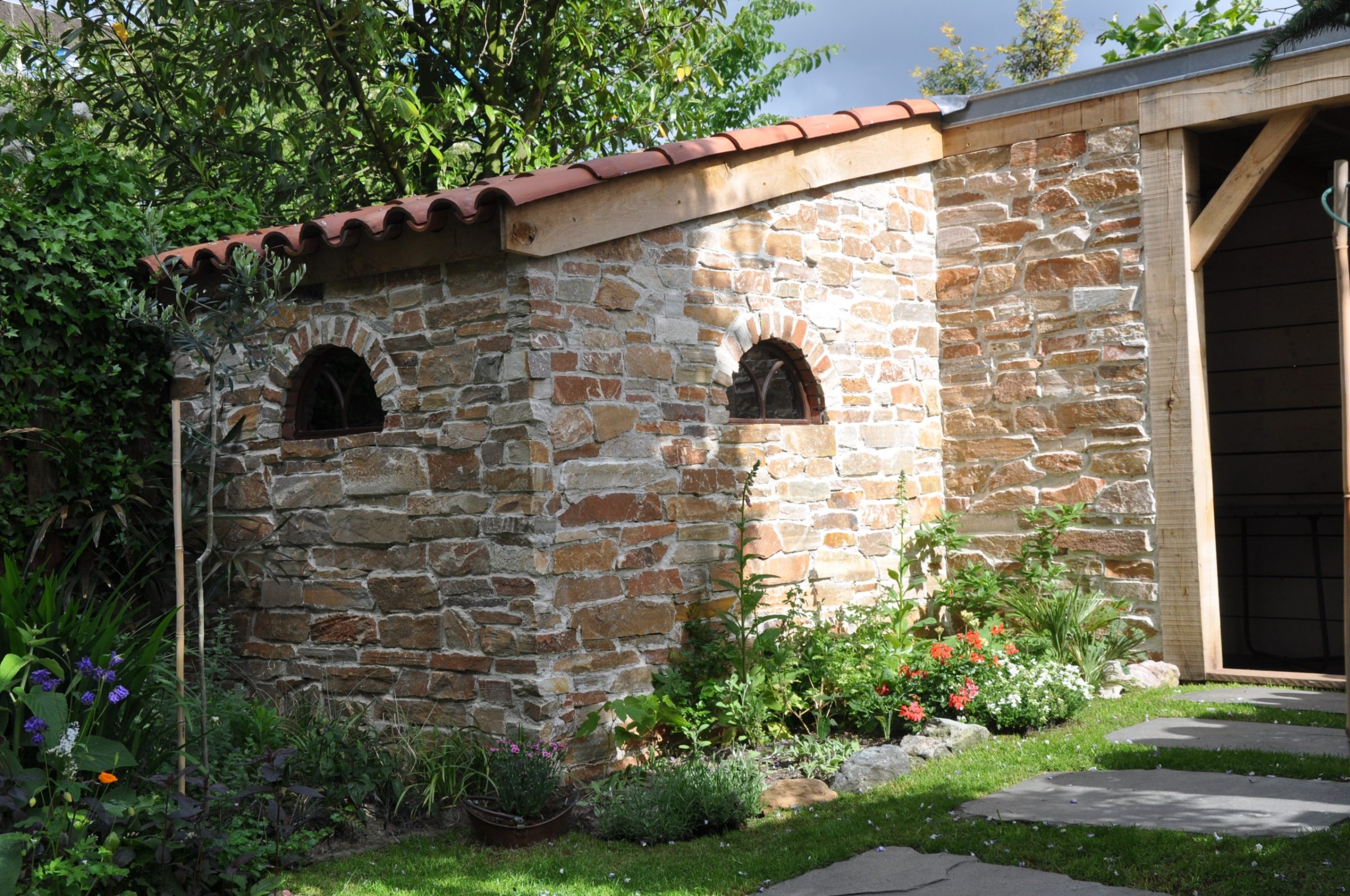 Mediterrane look veranda - overkapping. Steenstrips Rocks op de wand en Flagstones bij het terras en als Stapsteen.