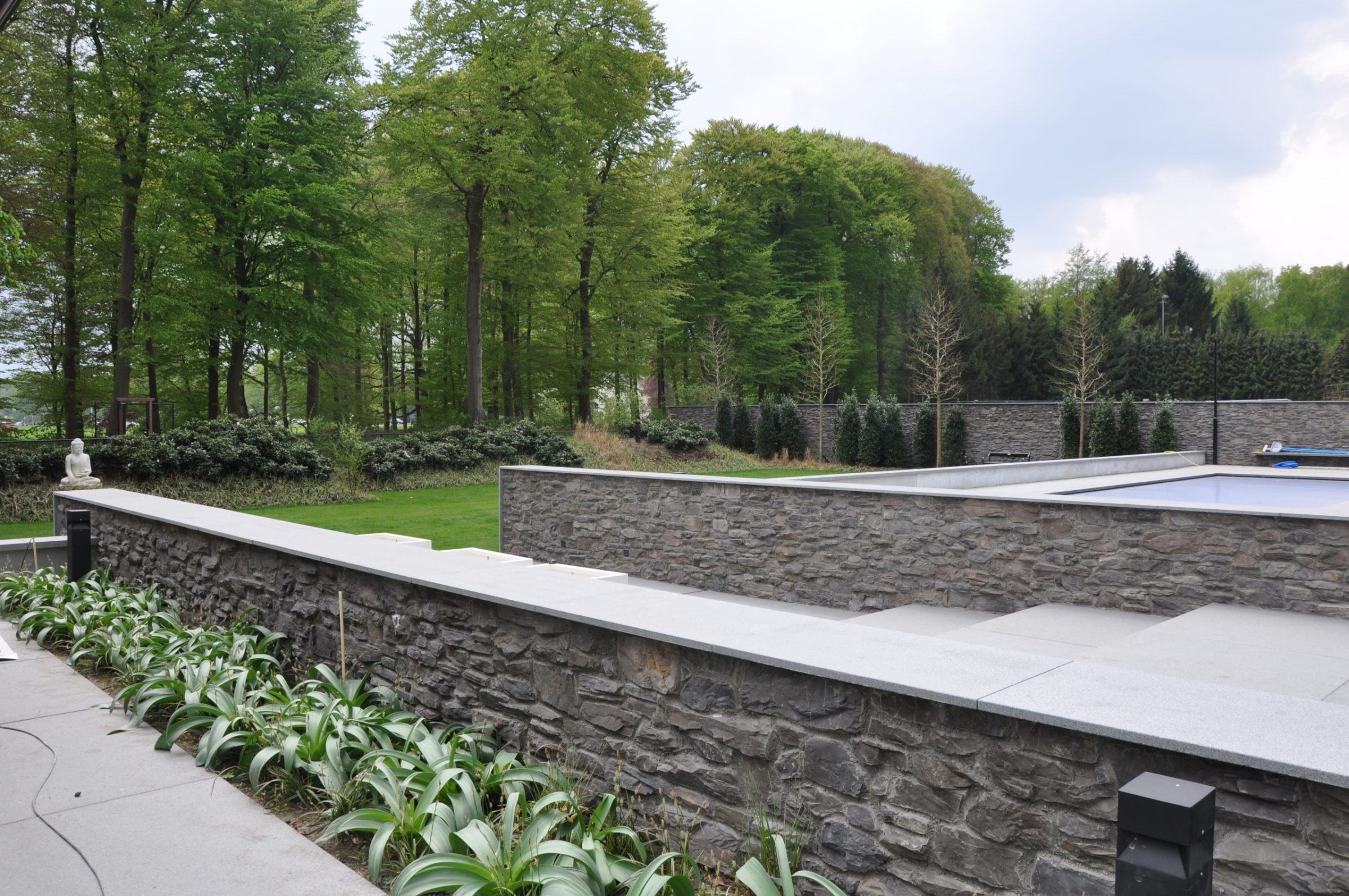 Luxe tuin met Steenstrips tuinmuren.