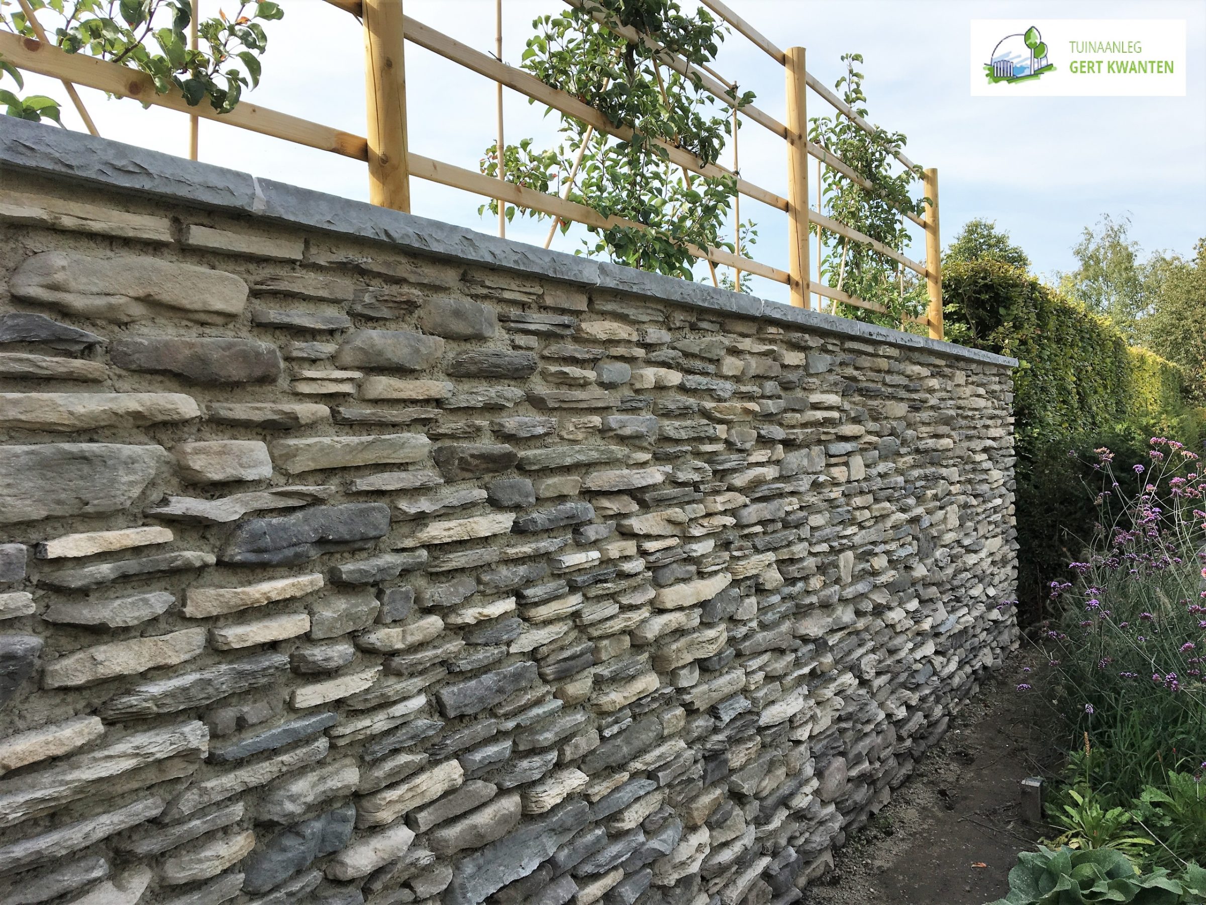 Steenstrips tuinmuur met afdekker Geocover kleur GT. Tuinaanleg: Gert Kwanten Belgi&euml;.