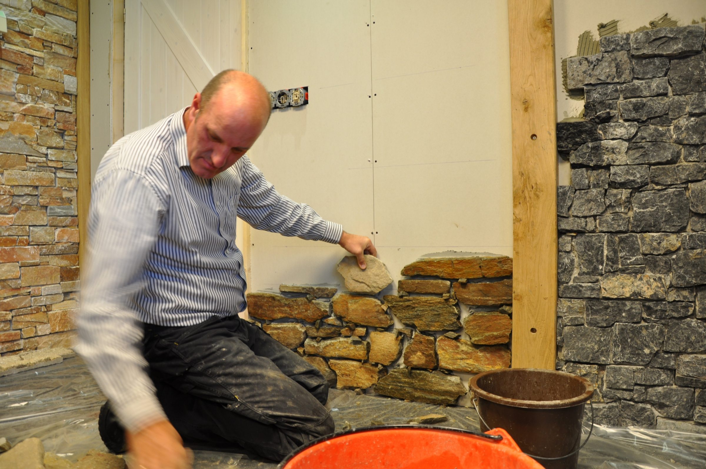 De Rocks Brons Rustiek worden door Peter Eekhof in ons kantoor verlijmd.