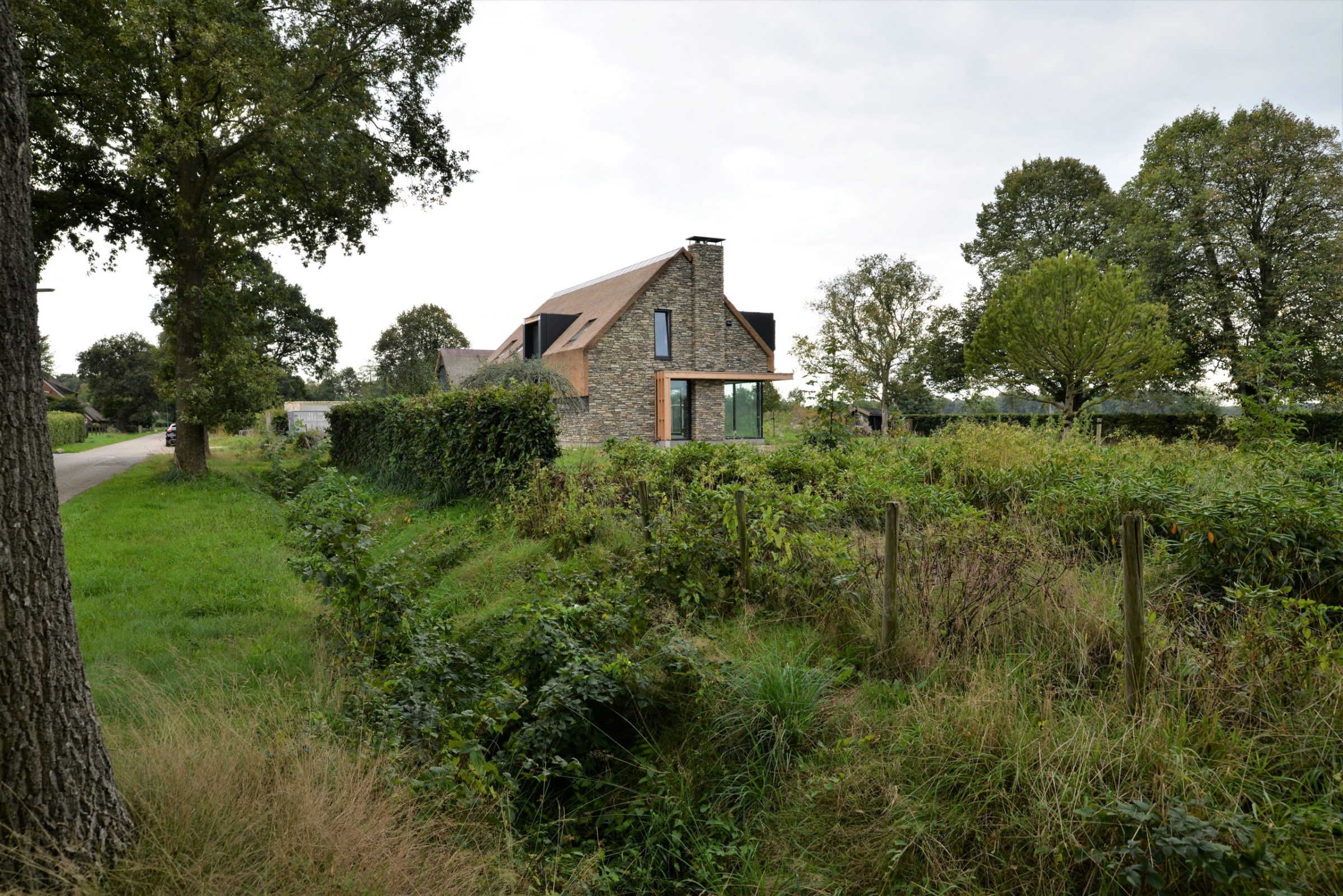 Steenstrips villa rieten kap.