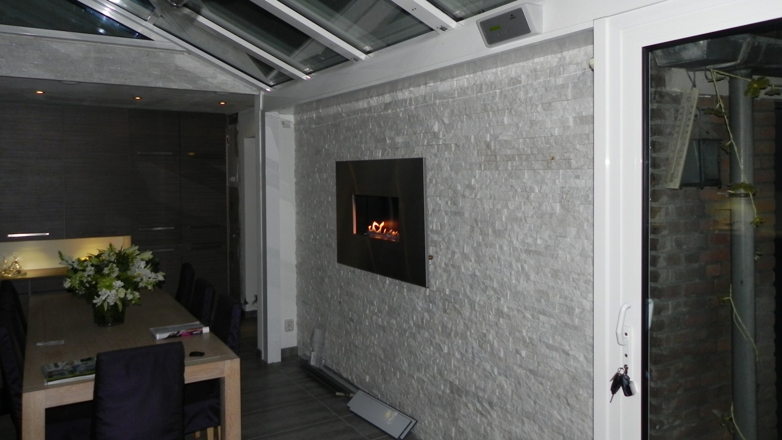 Natuursteenstrips Sneeuwwit marmer met modere haard in de wand verwerkt, een optimale sfeer.