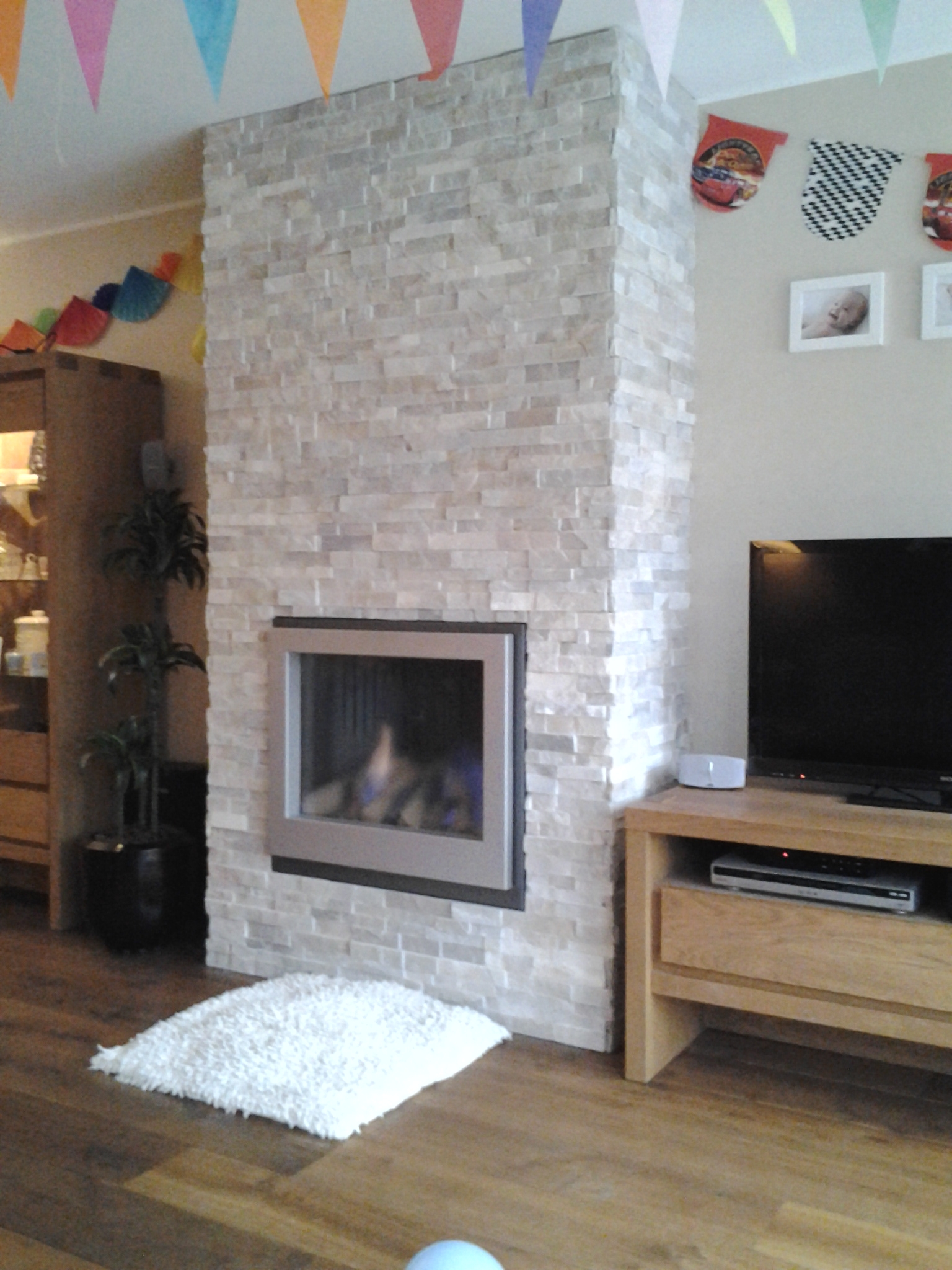 Natuursteenstrips Wit Kwartsiet - open haard.