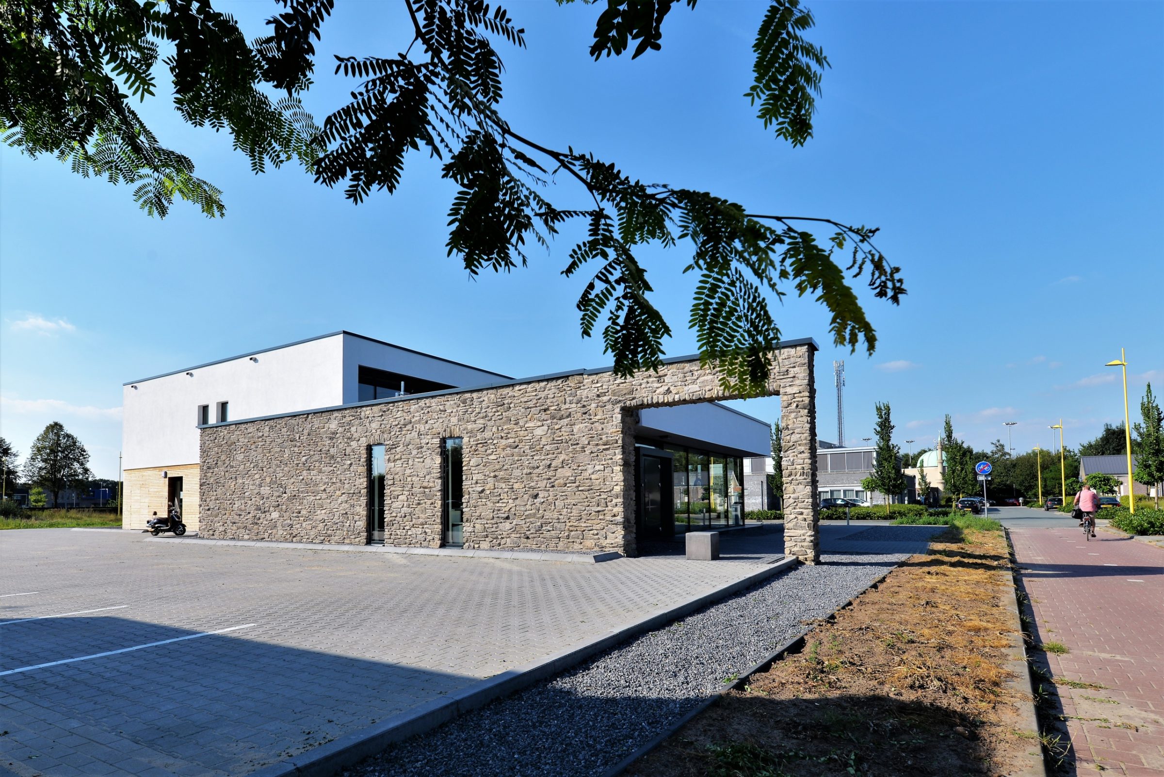Stenen muren buiten Ortho Fleur te Barneveld.