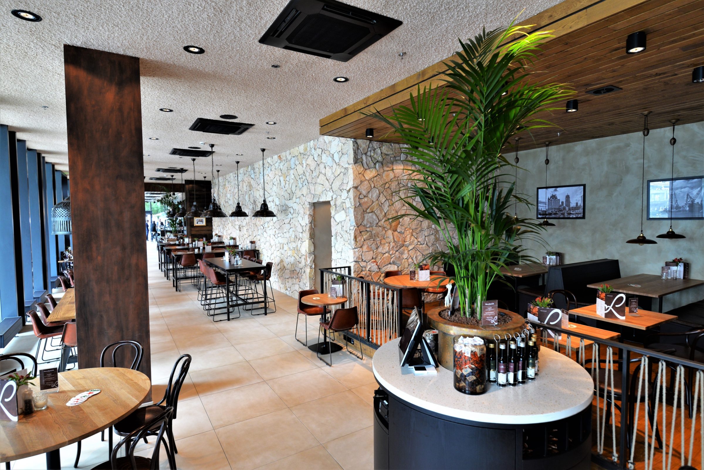 Stenen muur Loetje - Restaurant.