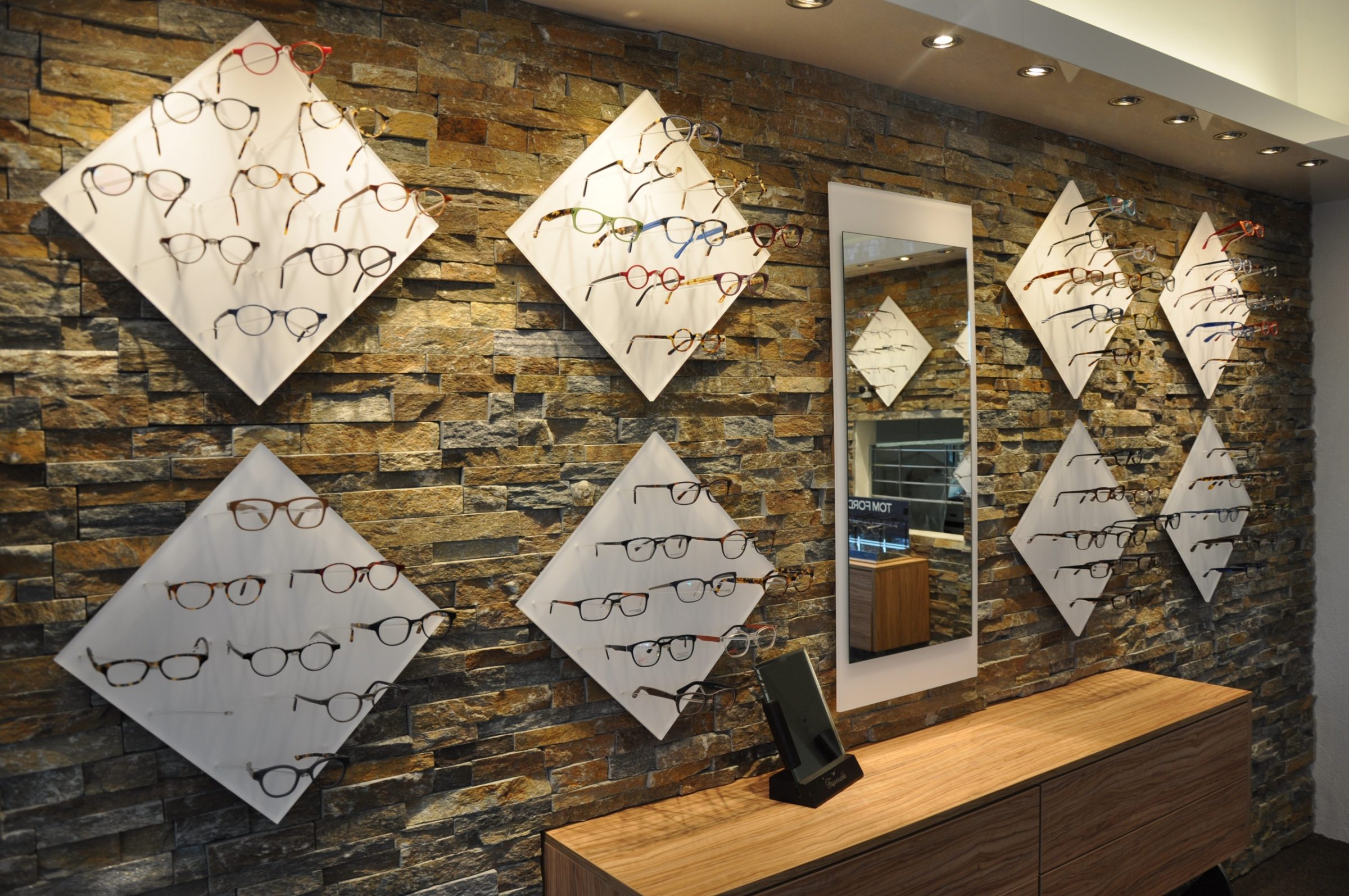Van Valk Hensbergen Optiek in Laren. Type Brons Rustiek Kwartsiet. Zeer goed te combineren met diverse hout tinten.