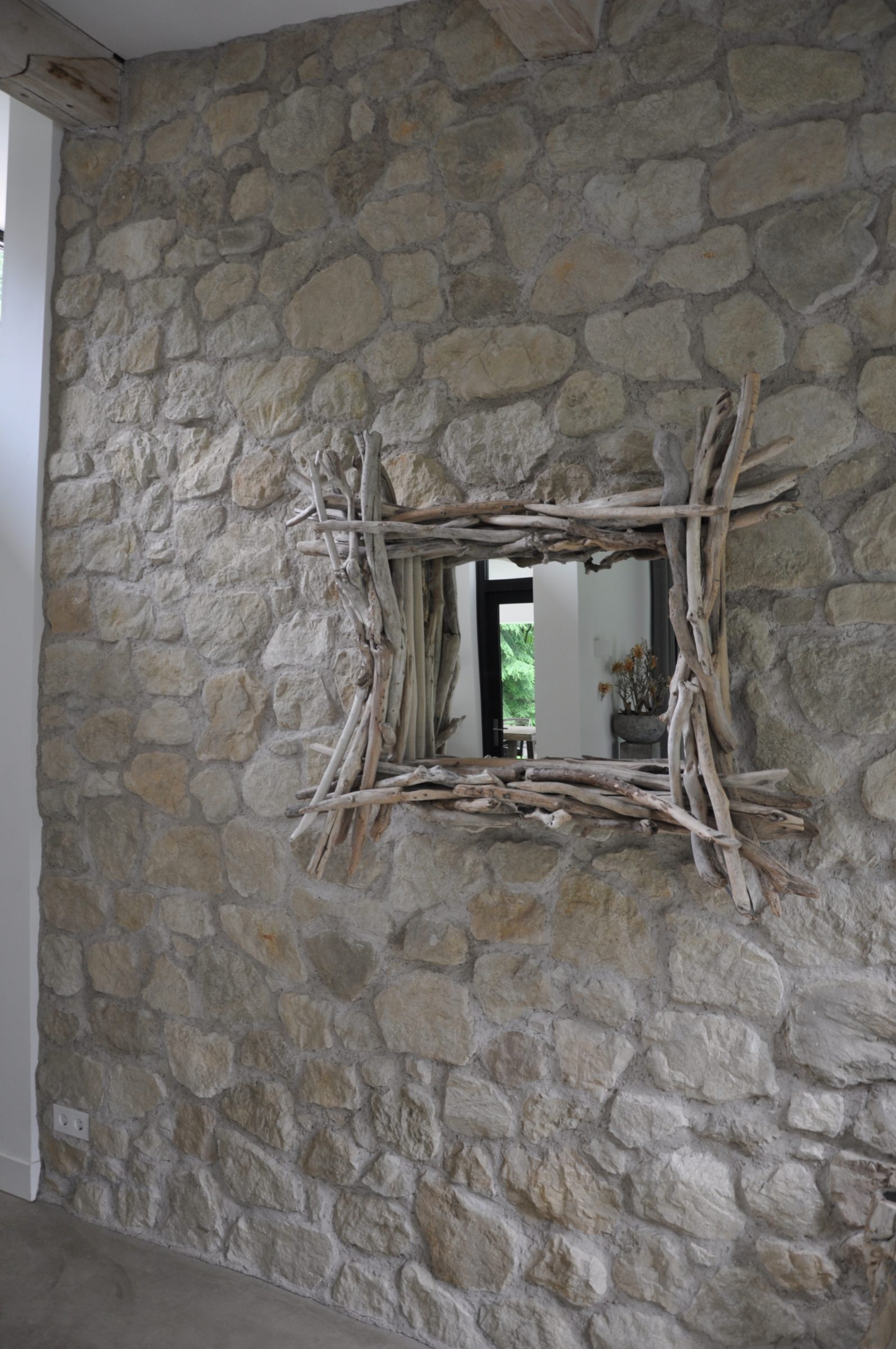 Stenen wand. Type Botticino.