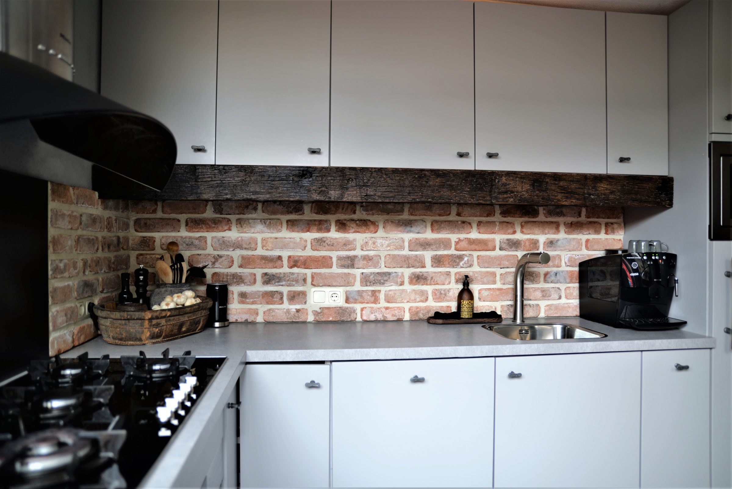 Stoere keuken met strips.