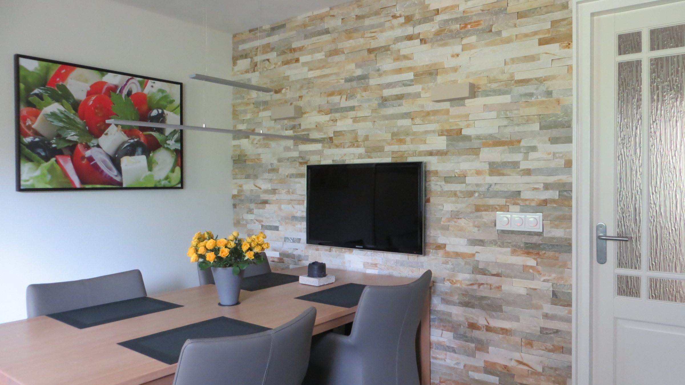 Natuursteenstrips muur in de keuken - CH Goud Kwartsiet.