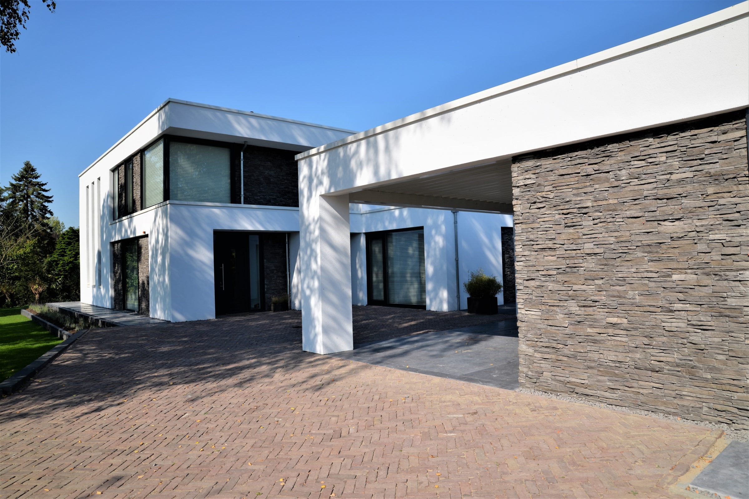 Garagewand bekleed met Steenstrips
