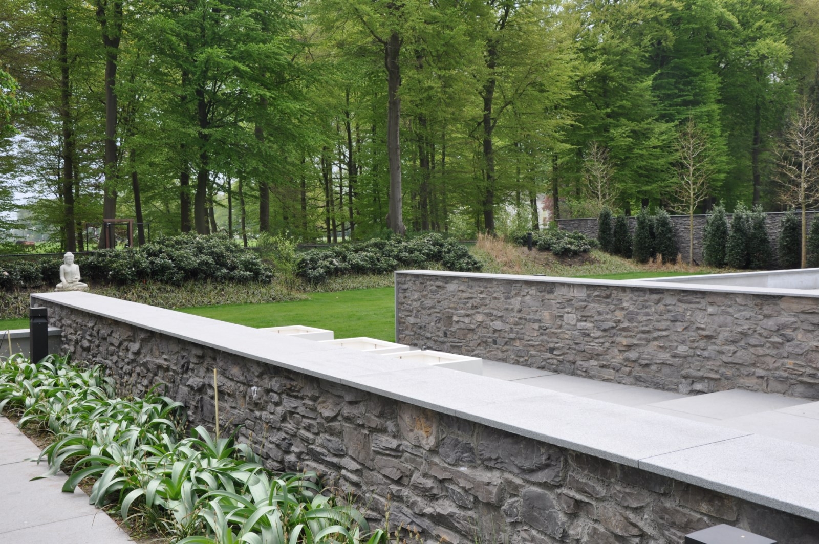 Cascata GP Geopietra. Geschikt voor binnen en buiten en verkrijgbaar in ca. 5 kleuren.