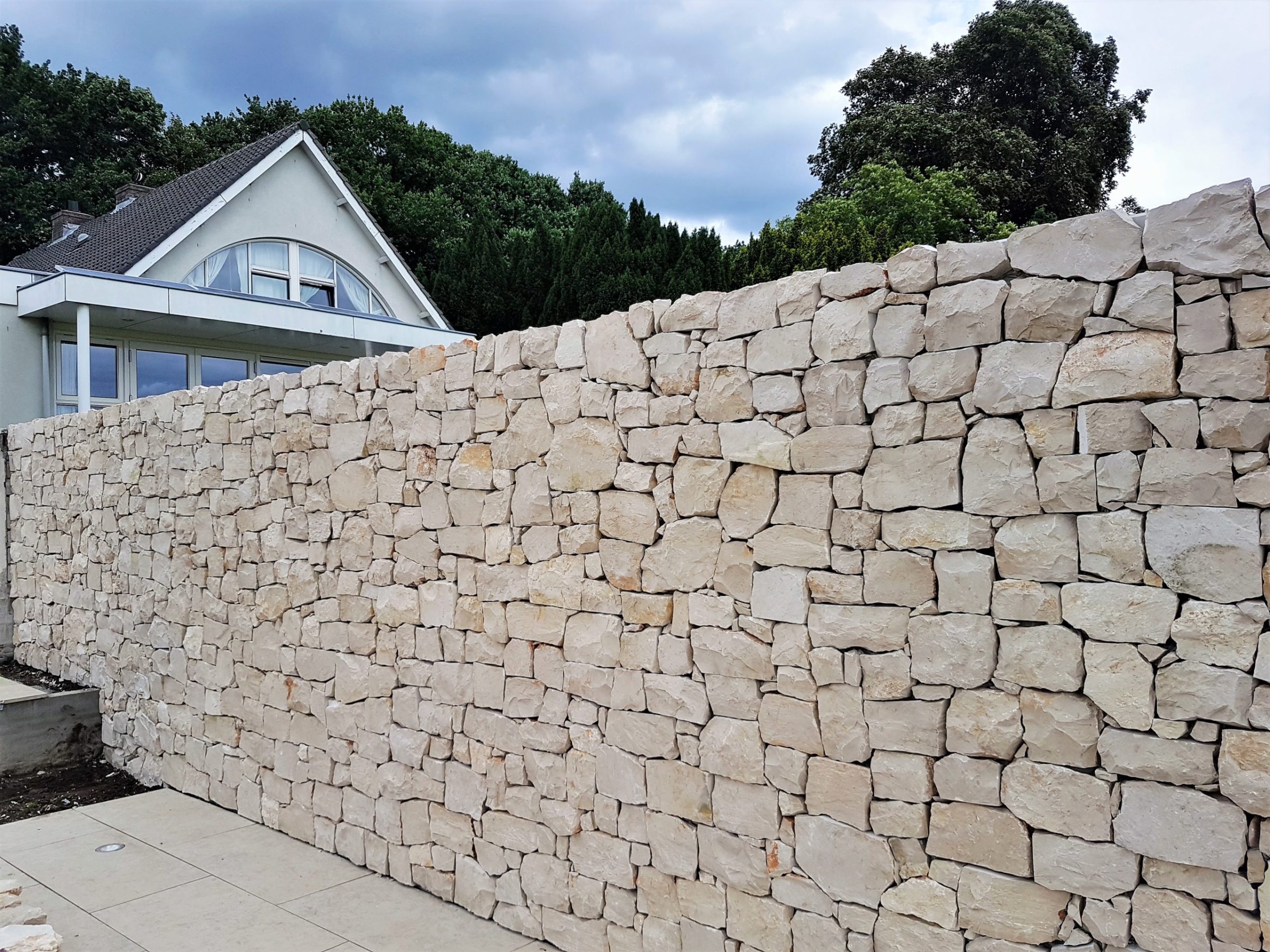 Tuinmuur met ibiza-sfeer.