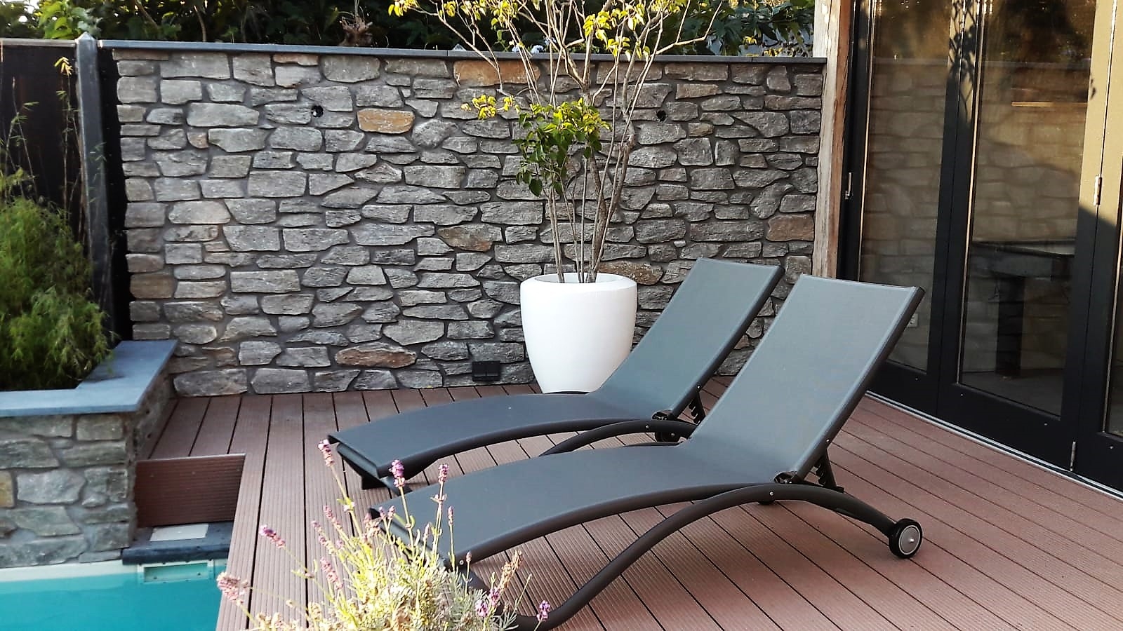 Steenstrips tuinmuur welness 