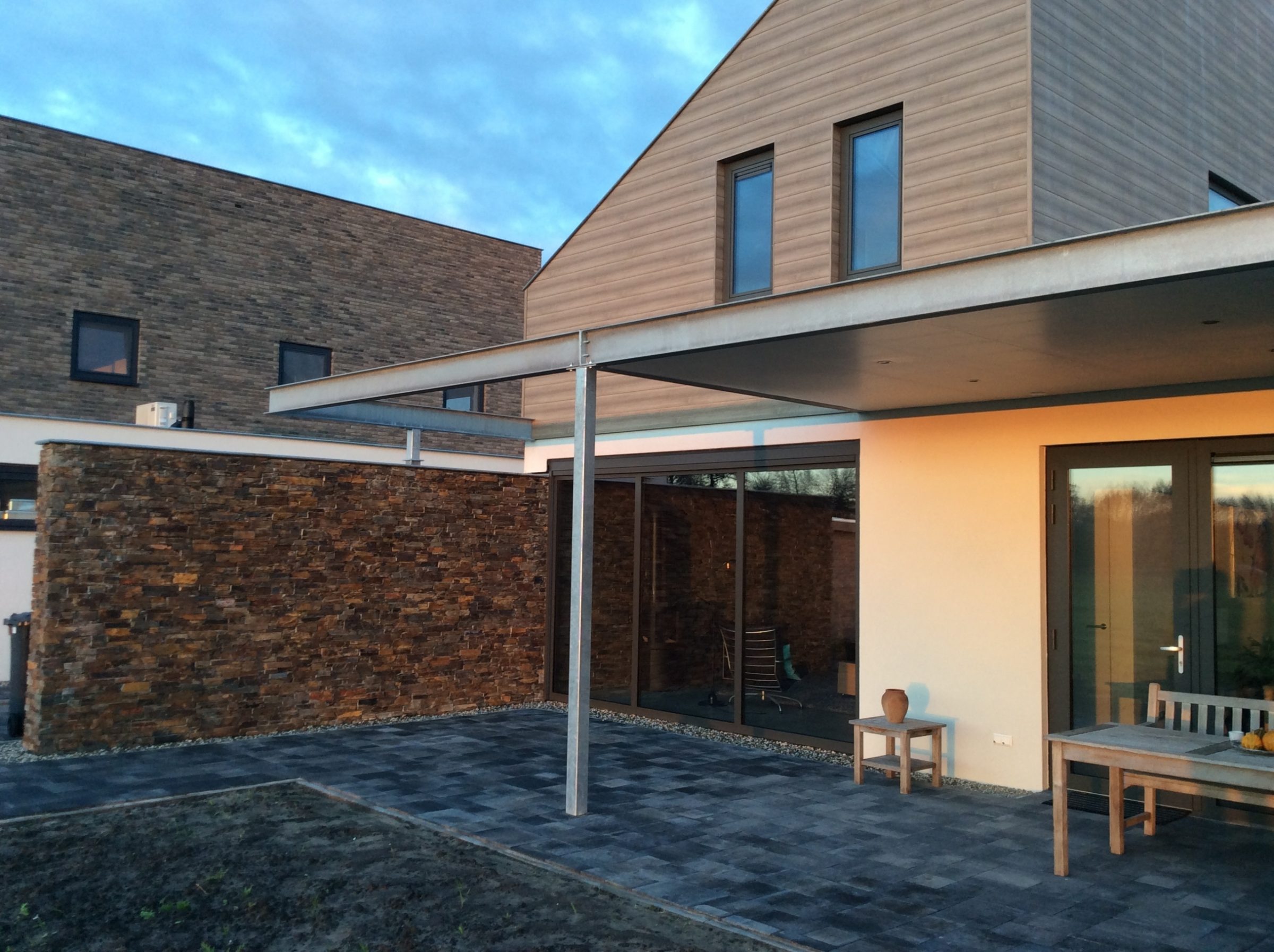 Tuinmuur bekleed met Steenpanelen Puzzle. Type Rustieke Lei.