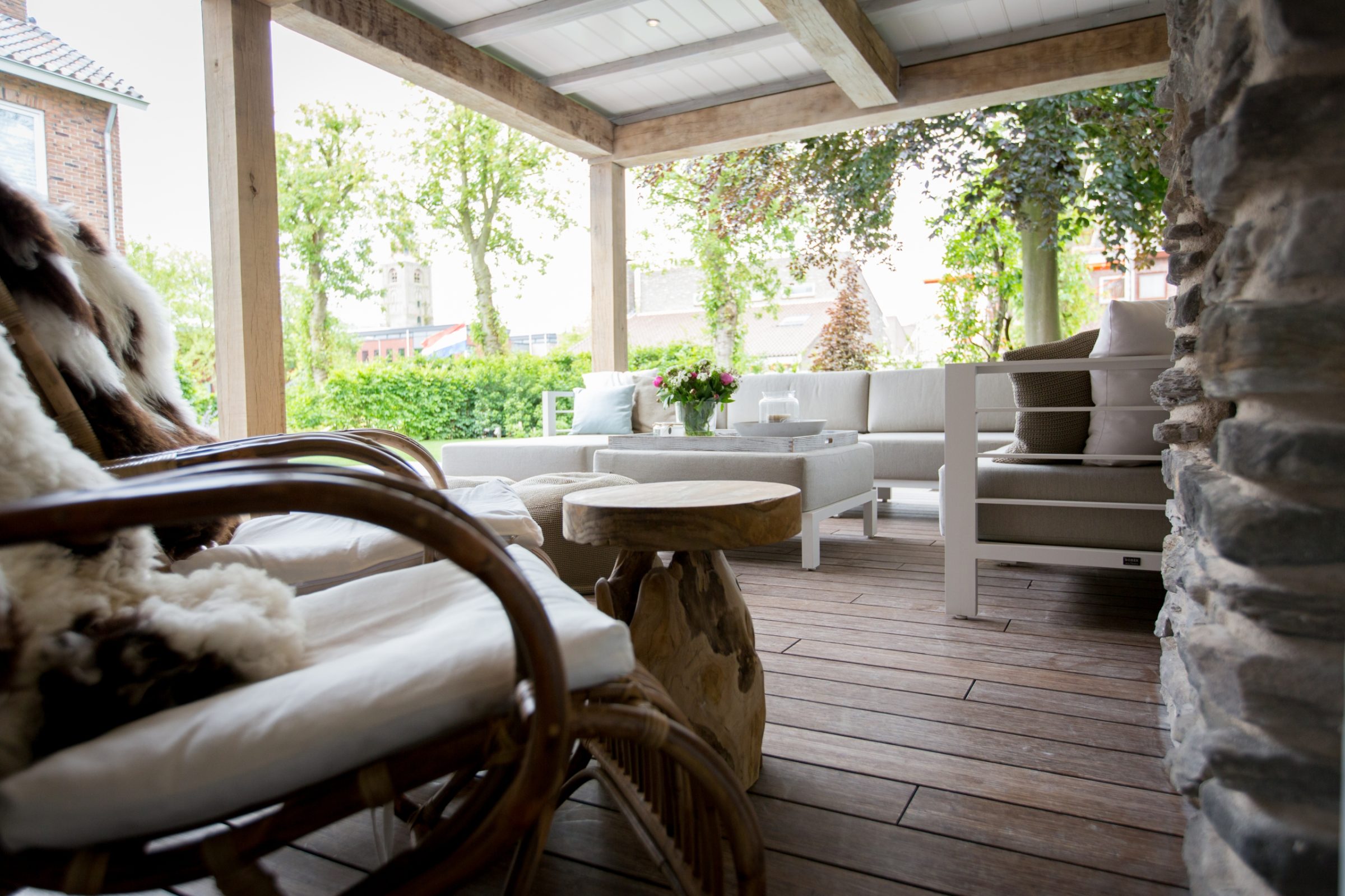 Steenstrips toegepast op de haard onder de veranda.