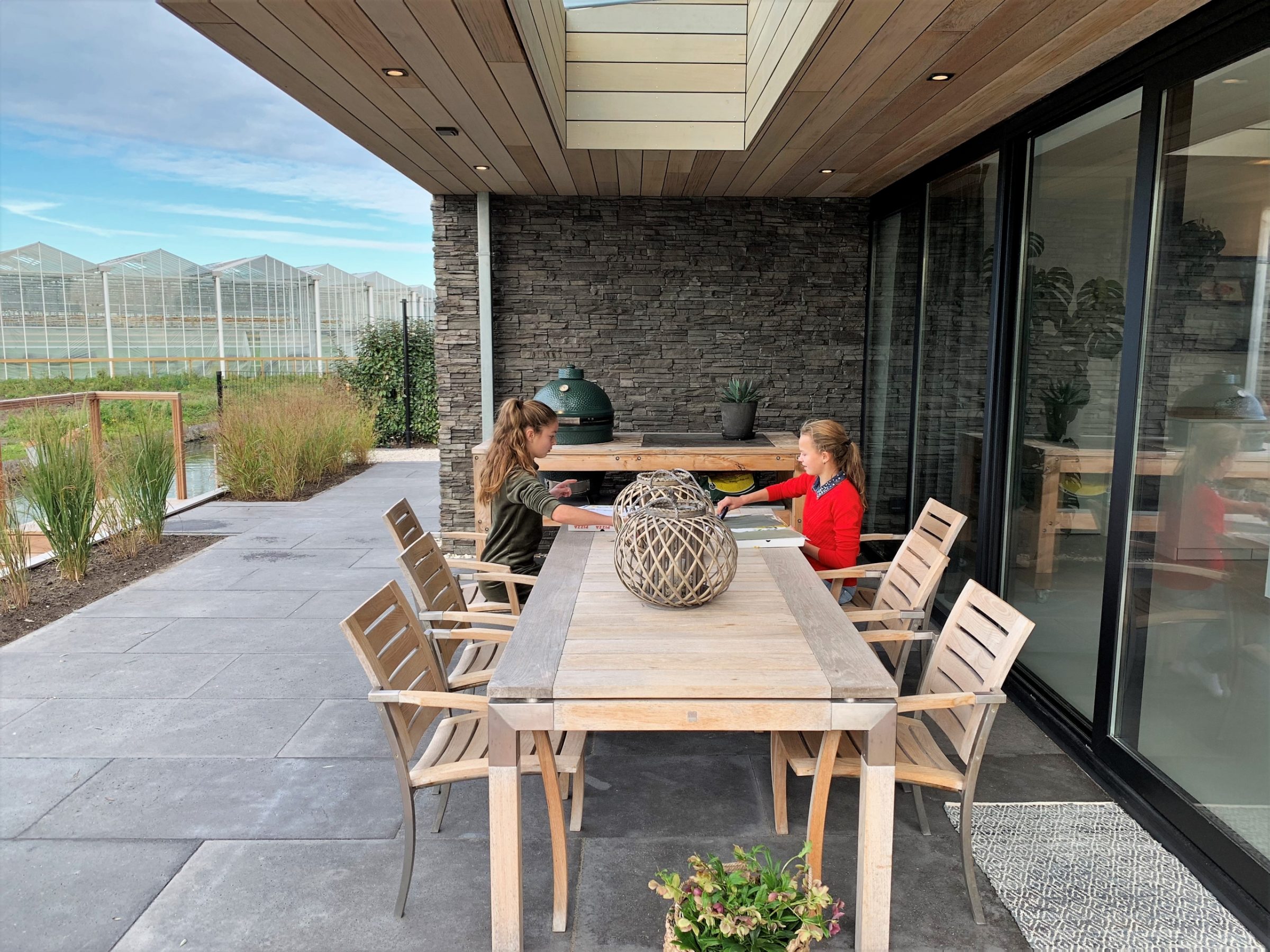 Veranda met de sfeer van natuurstenen.