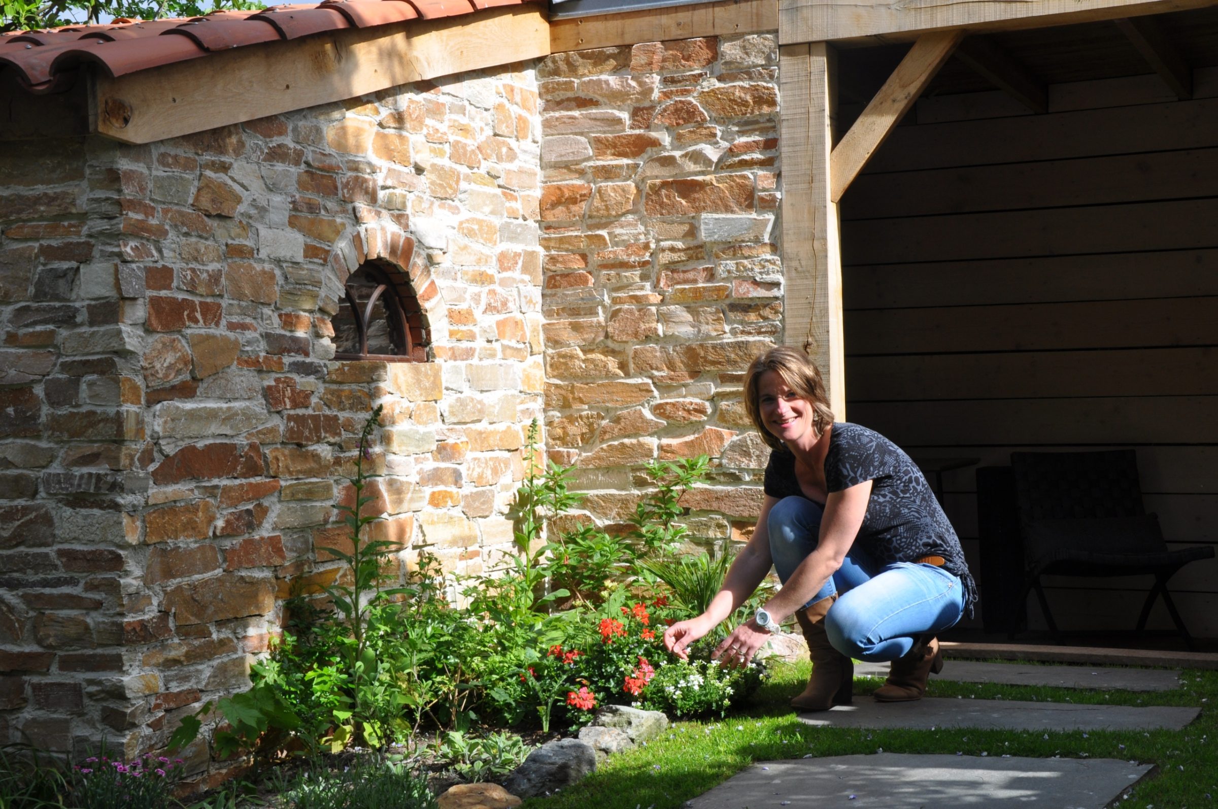 Mediterrane look veranda - overkapping. Steenstrips Rocks op de wand en Flagstones bij het terras en als Stapsteen.