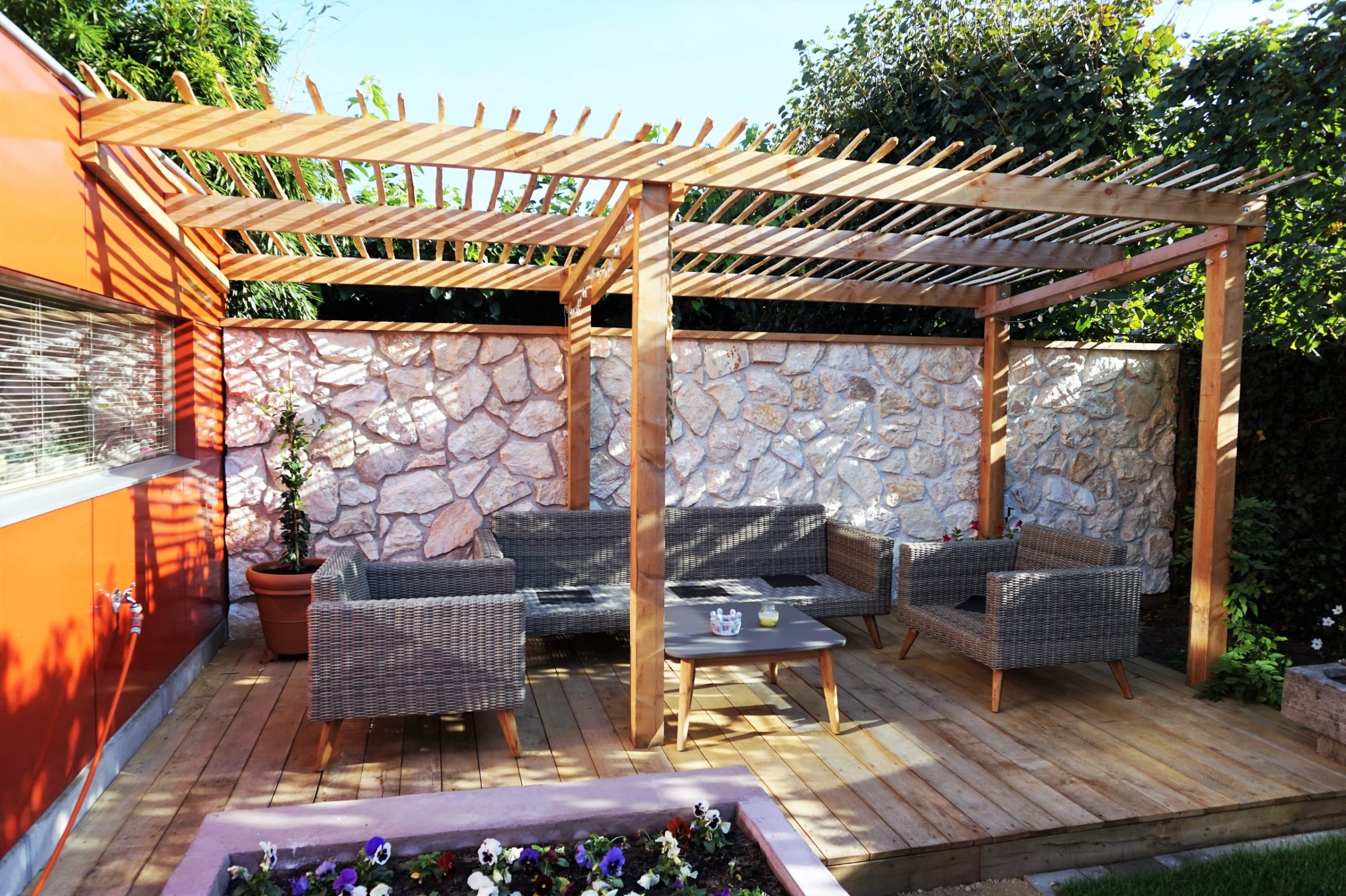 Veranda - tuinmuur met Steenstrips.