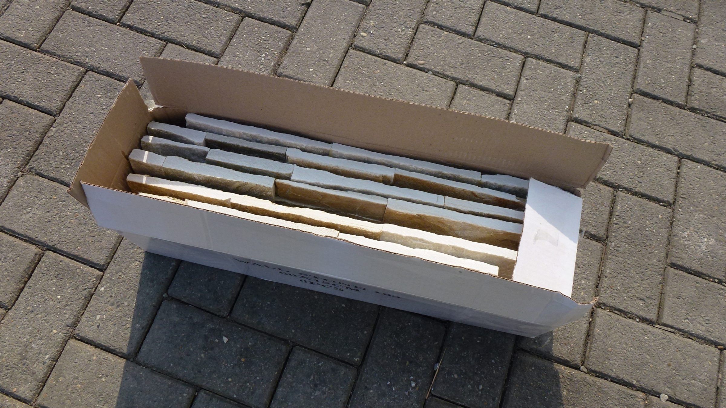 Verpakking van de Natuursteenstrips. Sterke doos van karton.