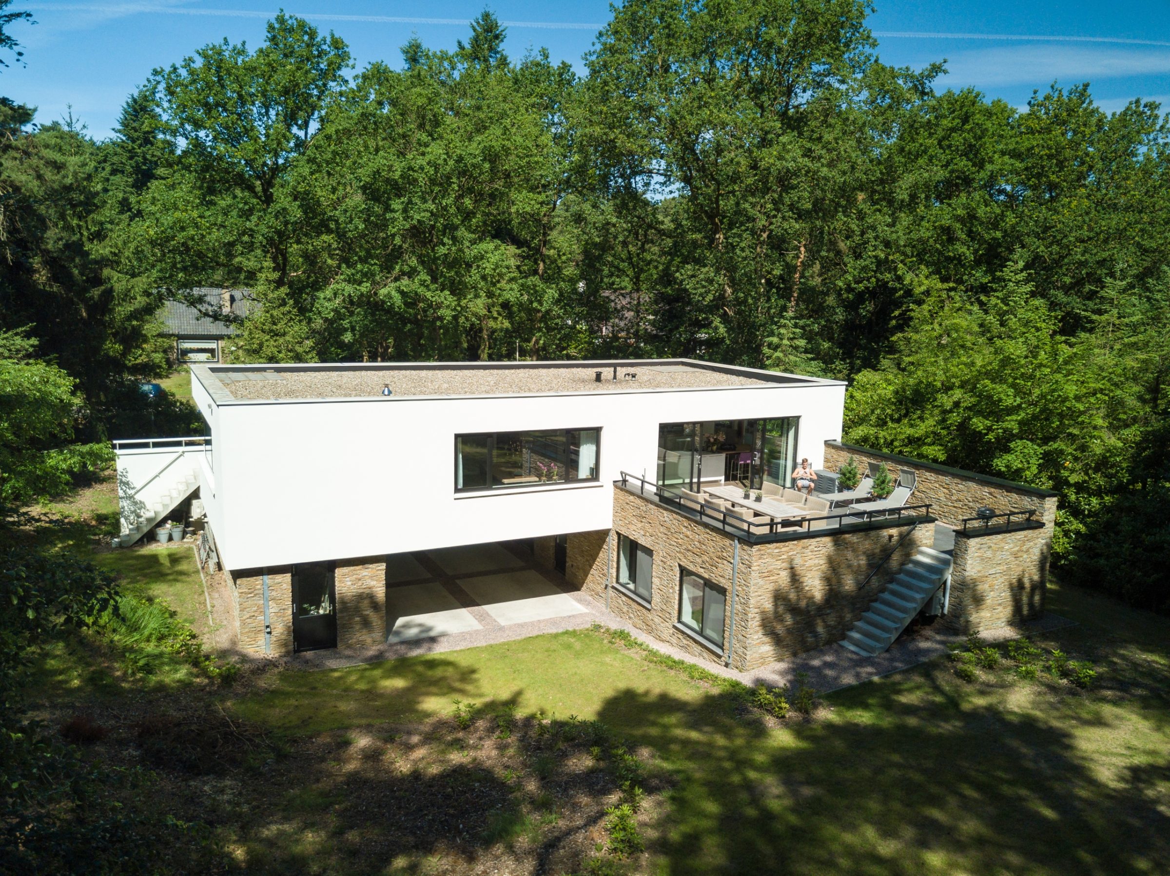 Villa met Natuursteenstrips.