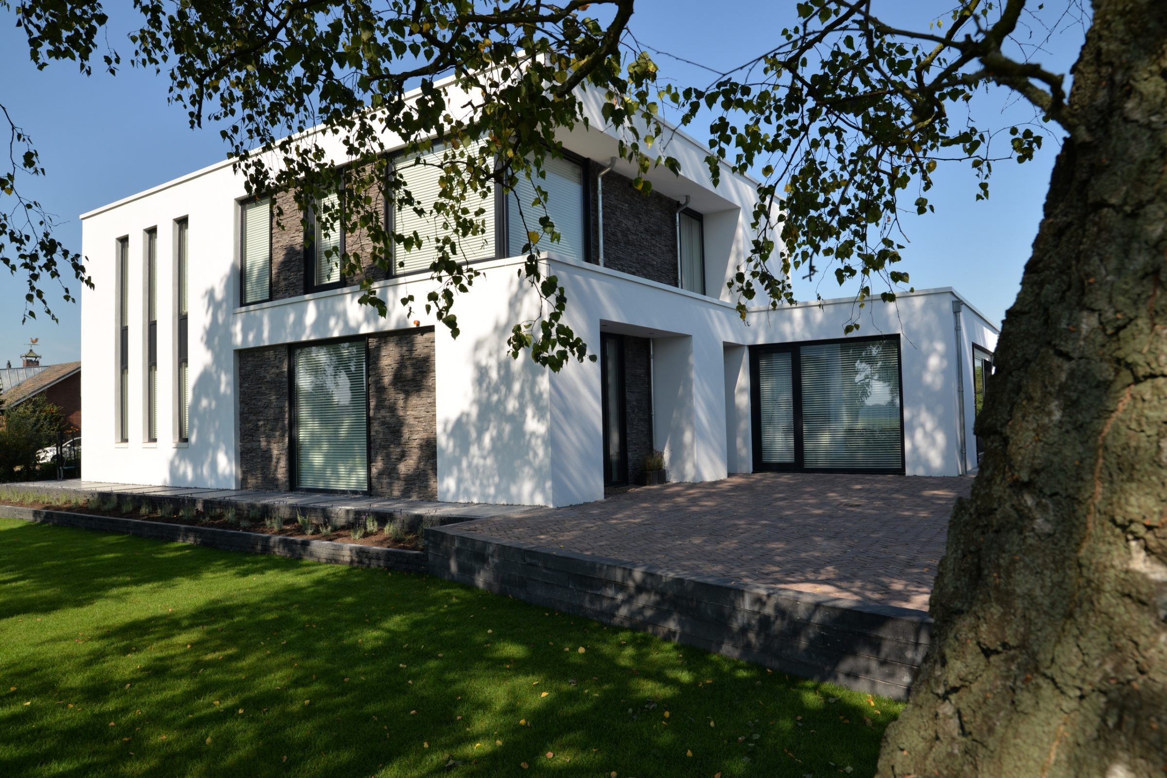 Moderne woning met paneelvorm steenstrip als gevelbekleding. Type Scaglia, kleur GP