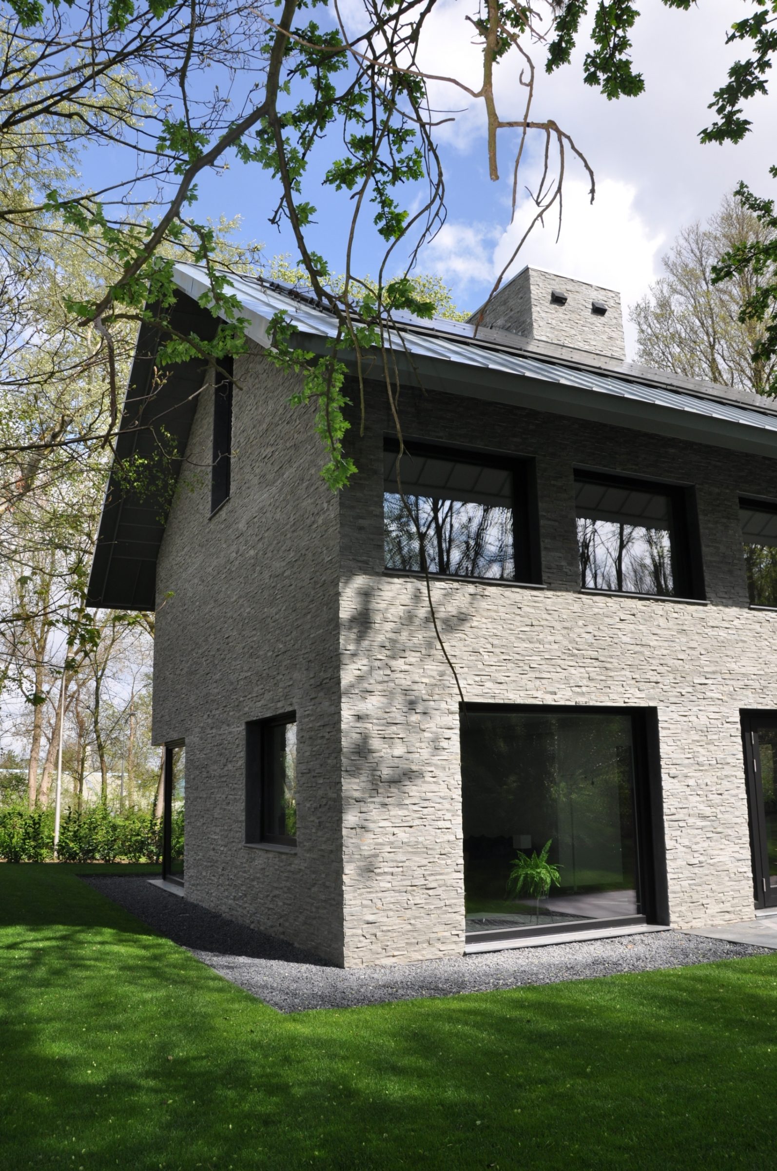 Passief huis Katwijk. Grijs Kwartsiet Natuursteenstrips.