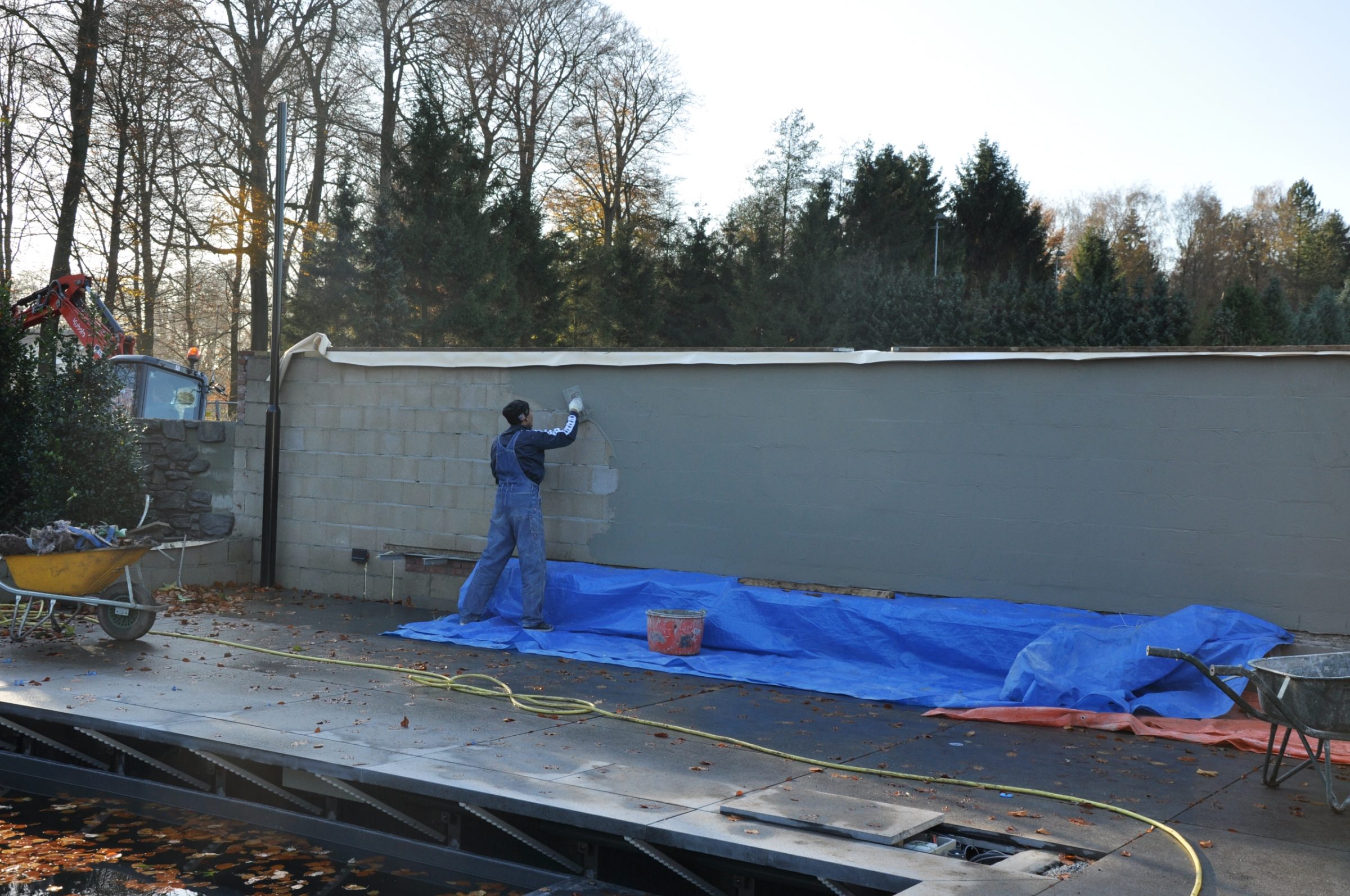 Bij sterk zuigende ondergronden, raden wij u aan de wand voor te strijken, eveneens met Geocoll.