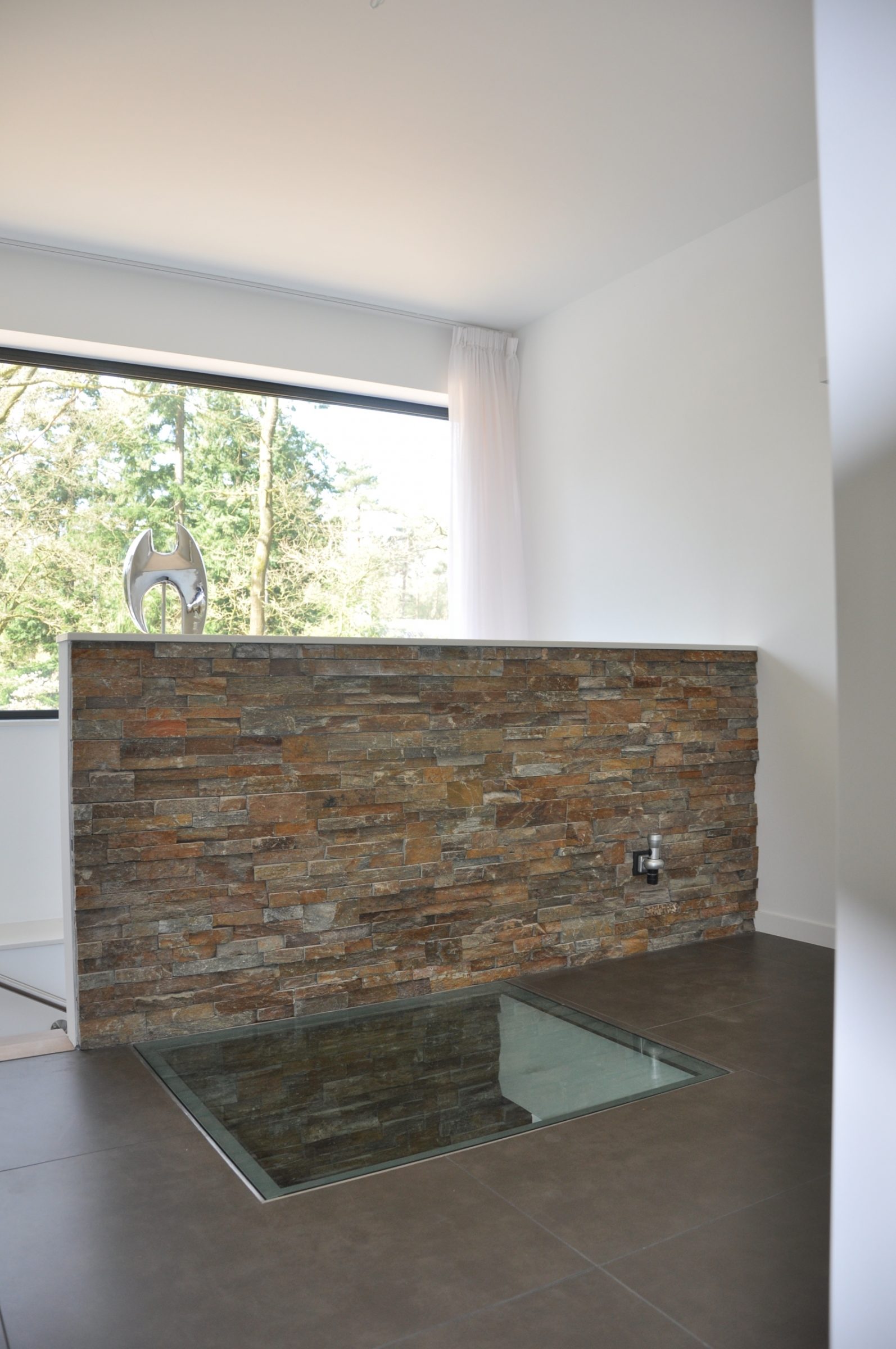Duurzame woning met stuc en Natuursteenstrips Brons Rustiek Kwartsiet.