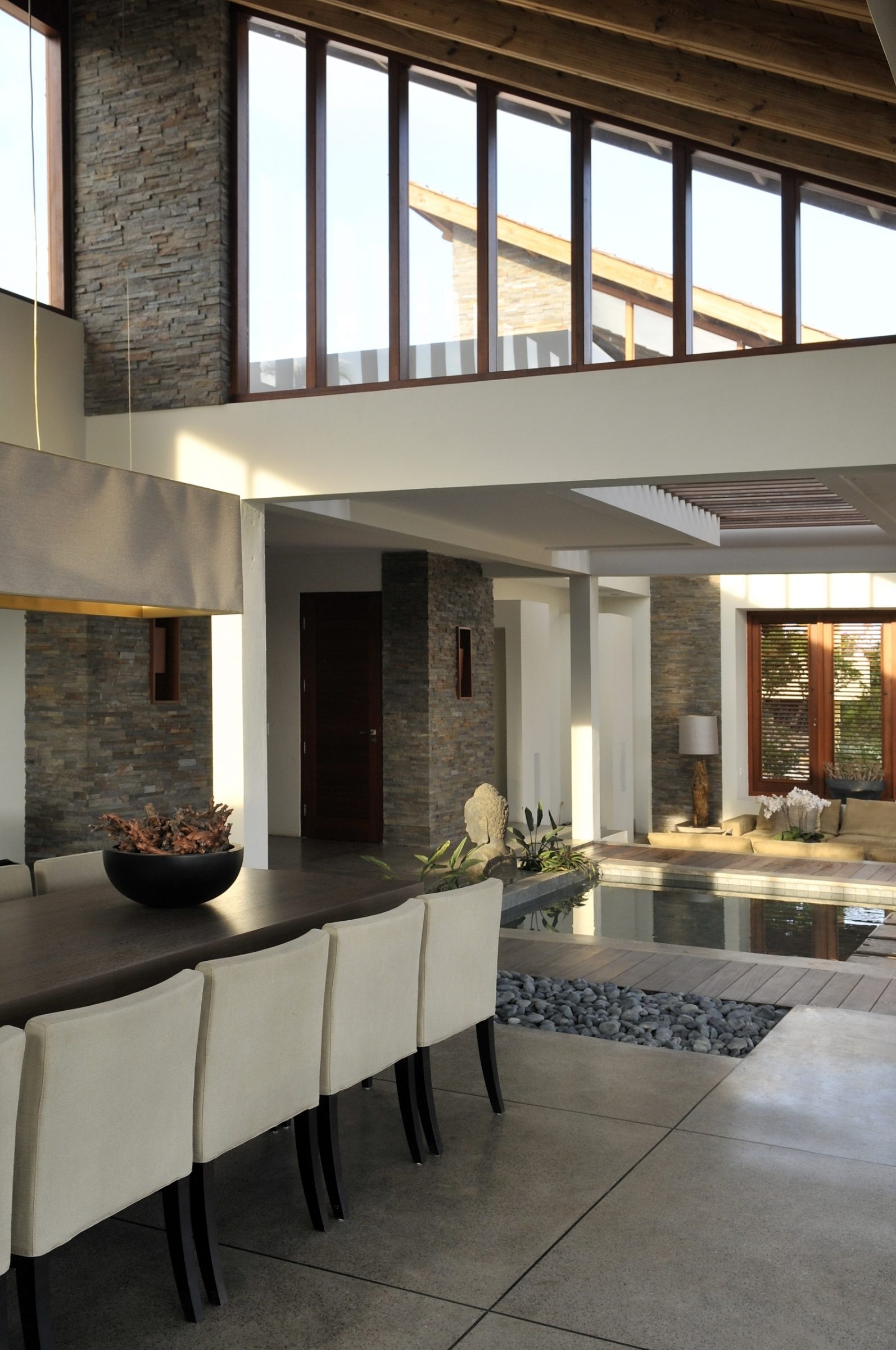 Een ontwerp van Michael Durgaram, een huis op Jan Sofat, Curacao.
Toepassing. Natuursteenstrips Rustiek Kwartsiet. Foto: Daphne Vermeulen.